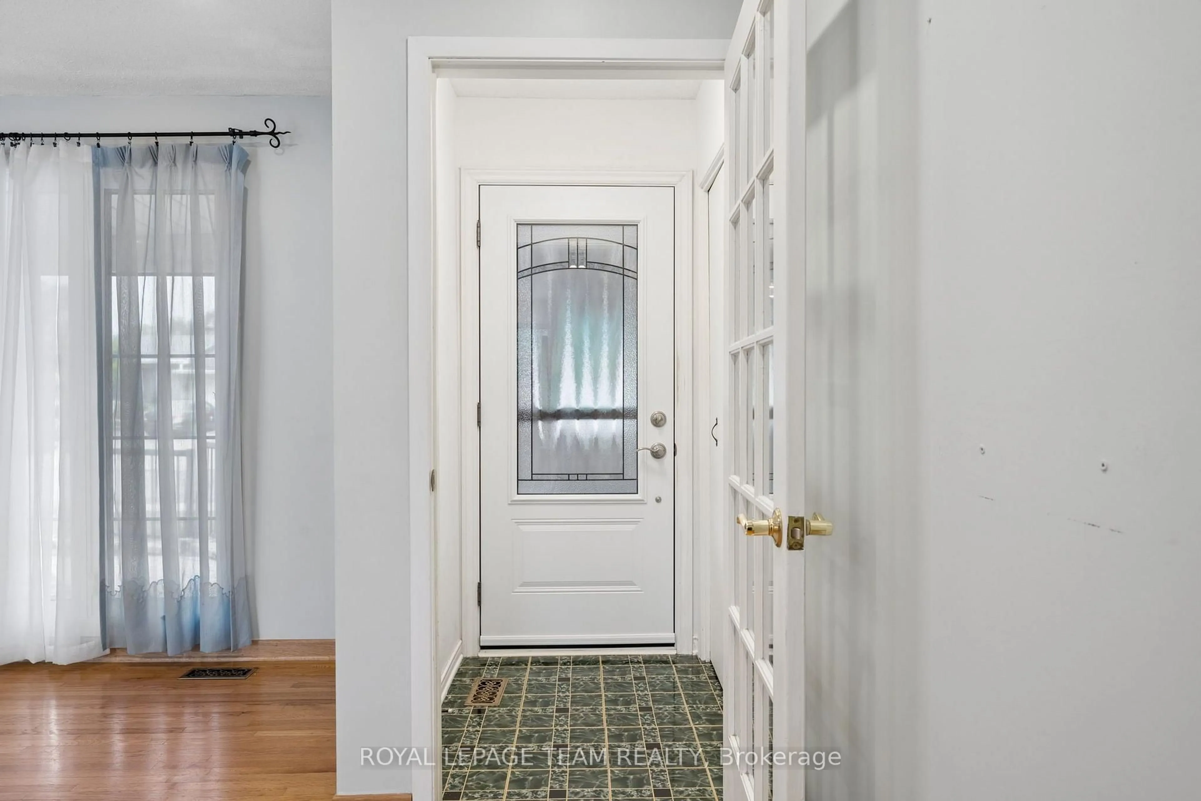 Indoor entryway for 22 Redpine Dr, Ottawa Ontario K2E 6S9