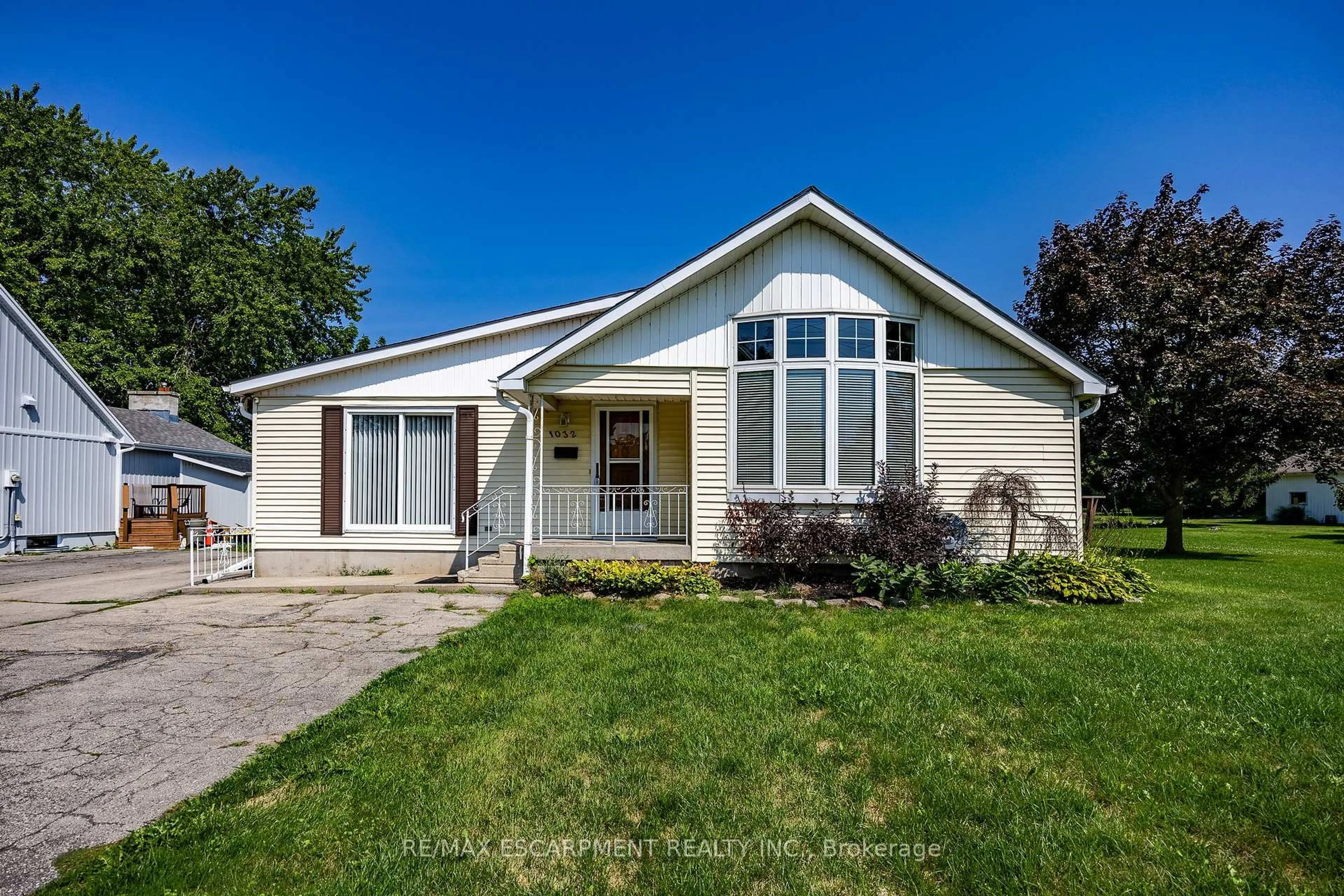 Home with vinyl exterior material, street for 1032 Main St, Norfolk Ontario N0A 1N2