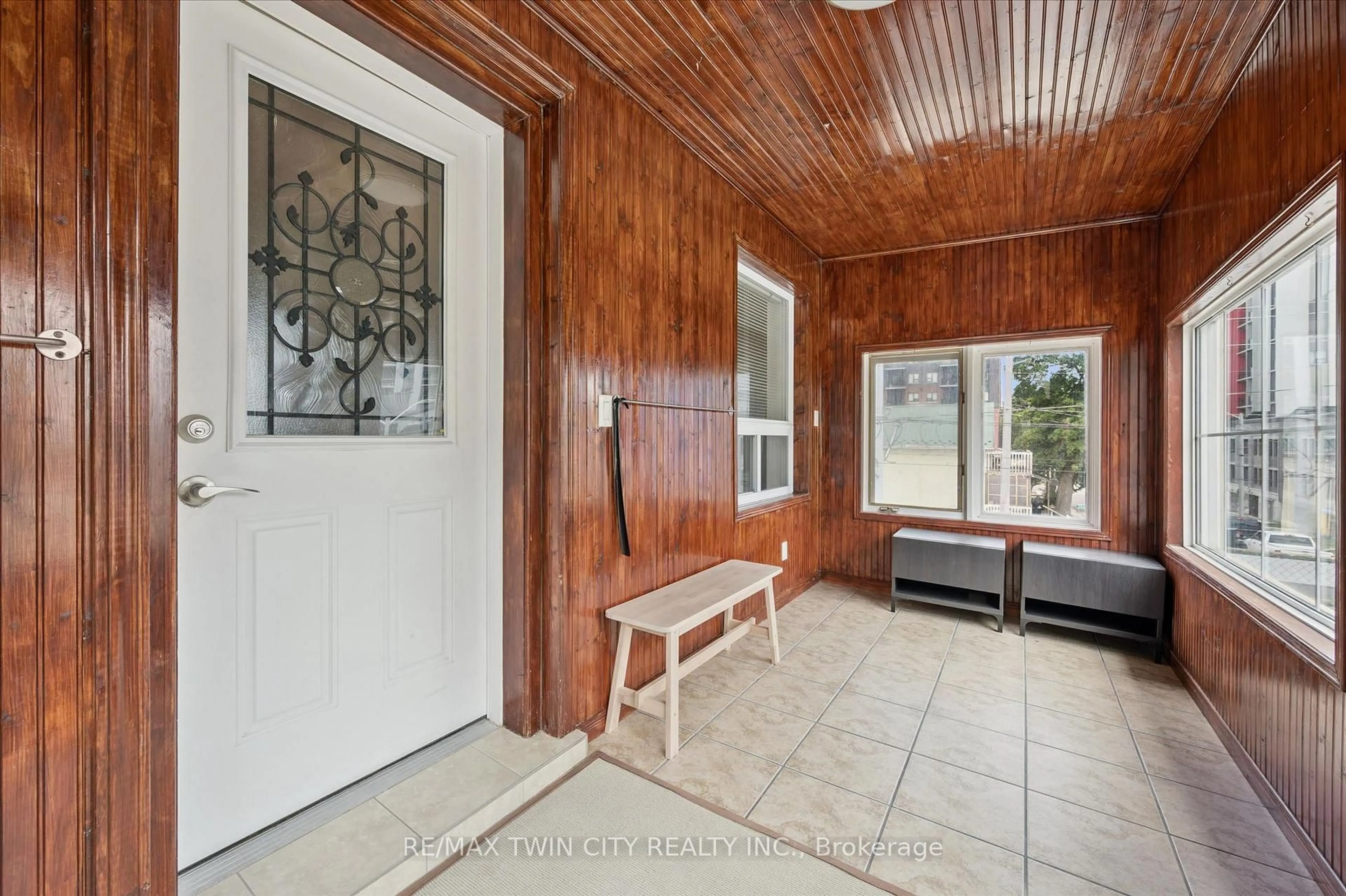Indoor entryway for 40 Madison Ave, Kitchener Ontario N2G 3M5