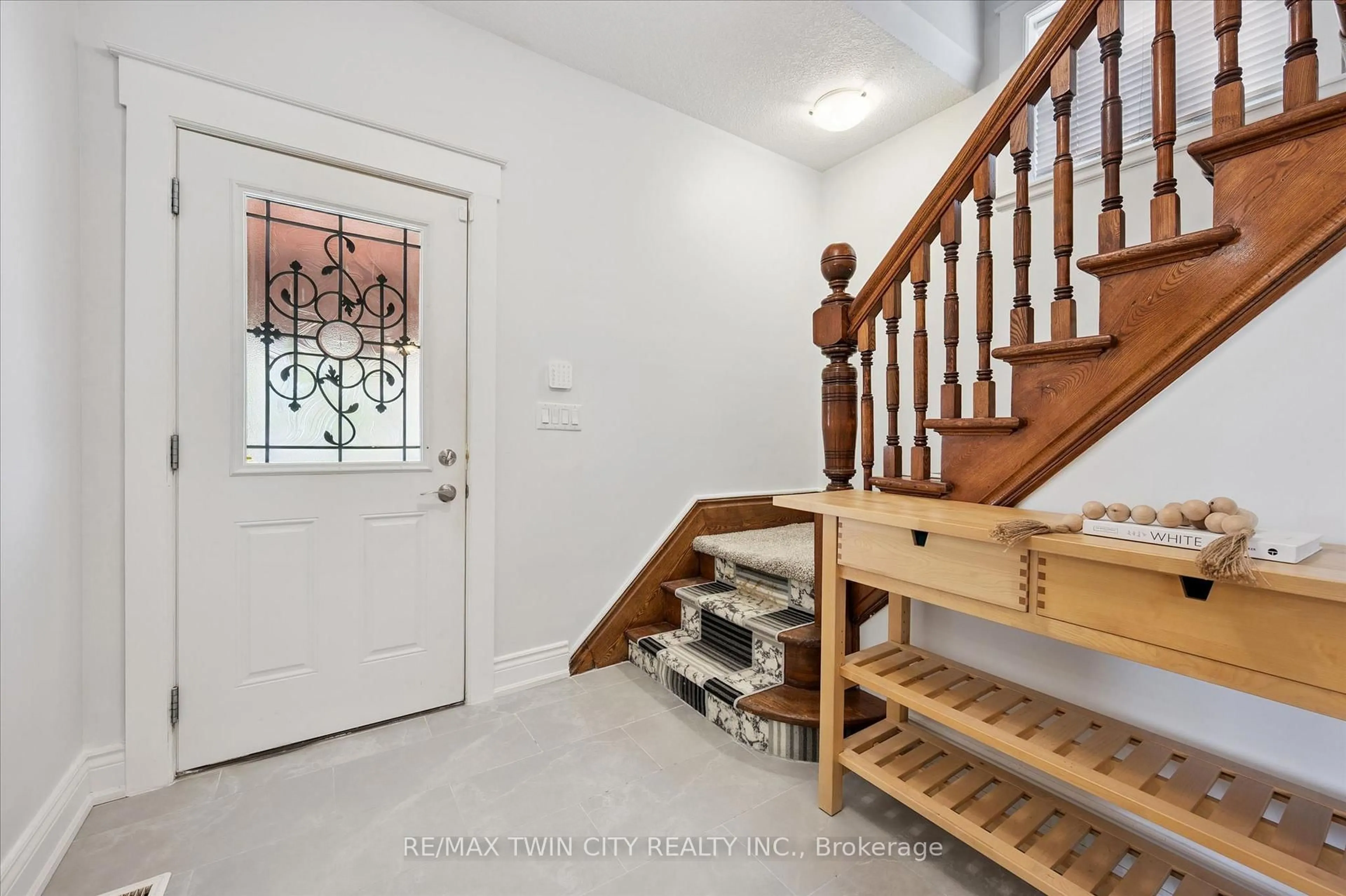 Indoor entryway for 40 Madison Ave, Kitchener Ontario N2G 3M5