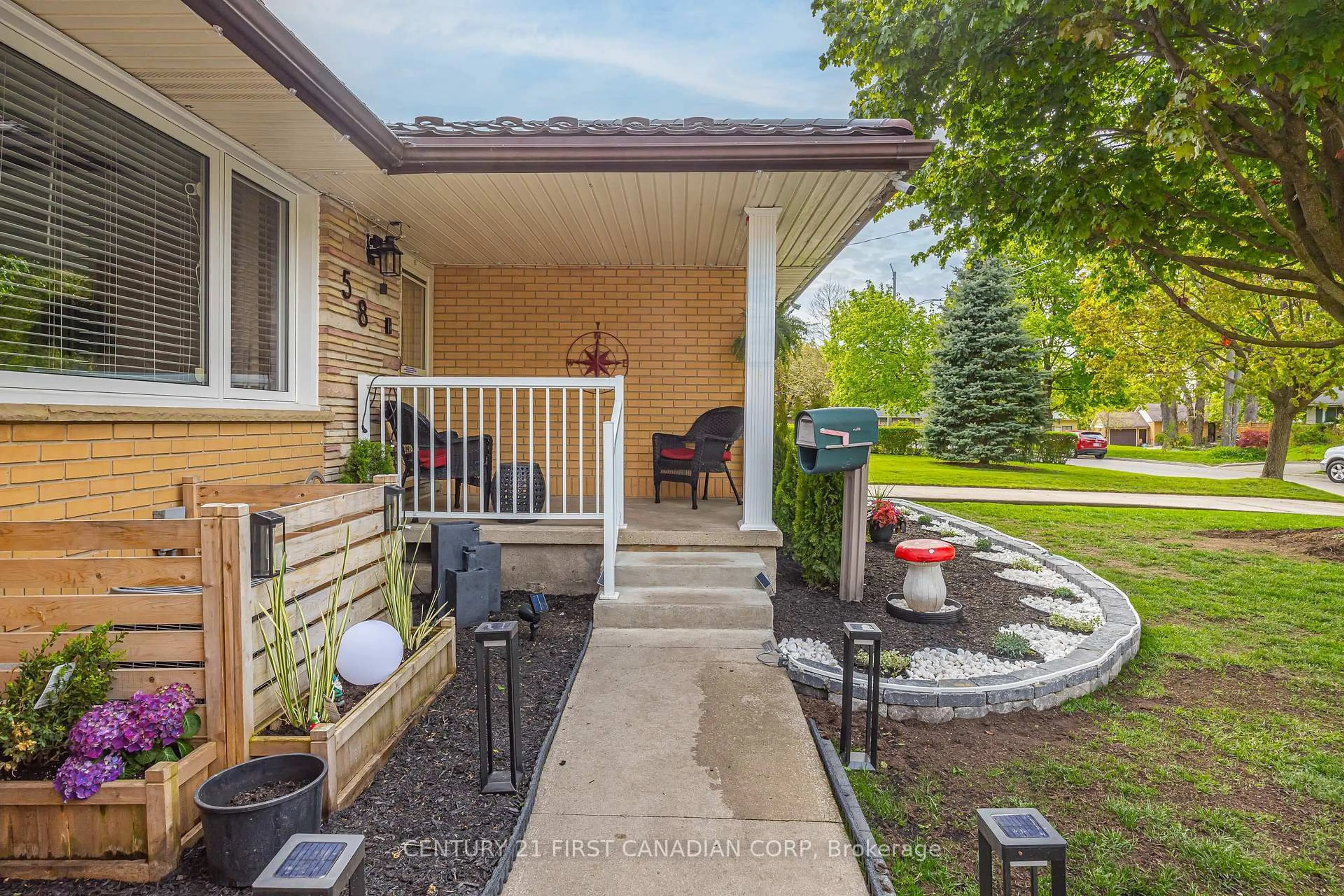 Patio, street for 58 Centre Cres, London South Ontario N6J 2Z6