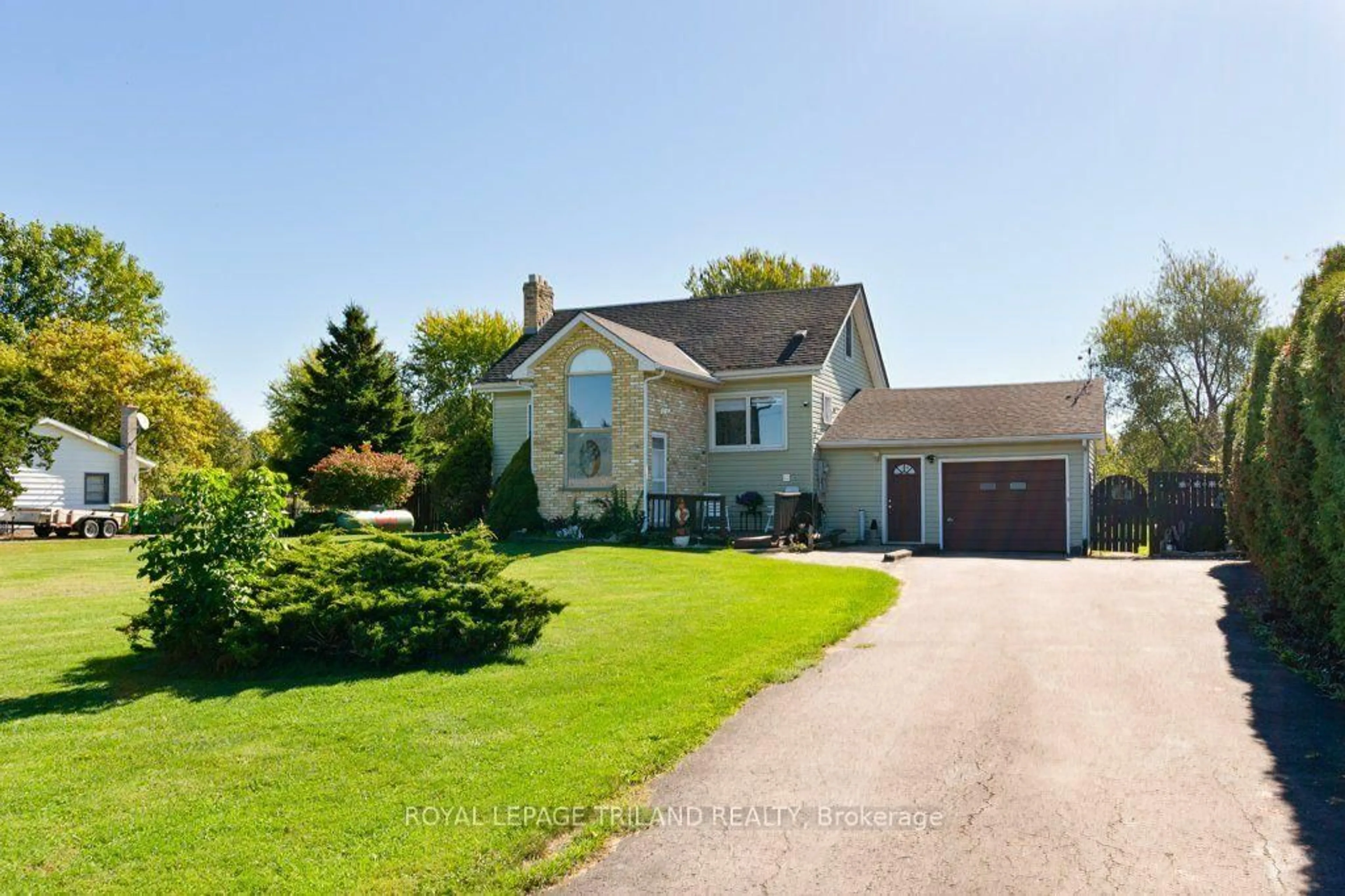 A pic from outside/outdoor area/front of a property/back of a property/a pic from drone, street for 6545 Jubilee Dr, Southwest Middlesex Ontario N0L 1T0