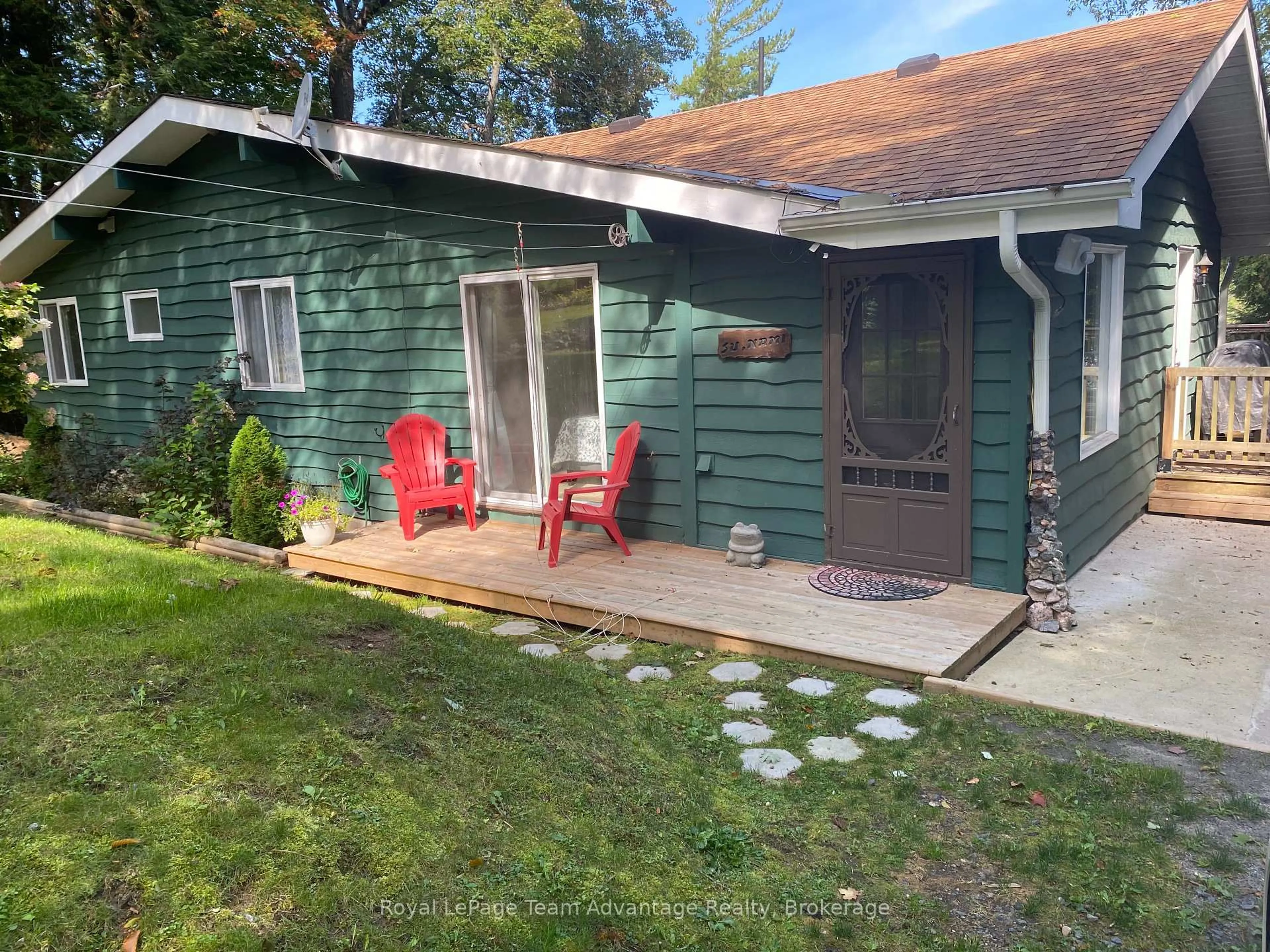 A pic from outside/outdoor area/front of a property/back of a property/a pic from drone, street for 8 Firefly Way, Seguin Ontario P2A 2W8