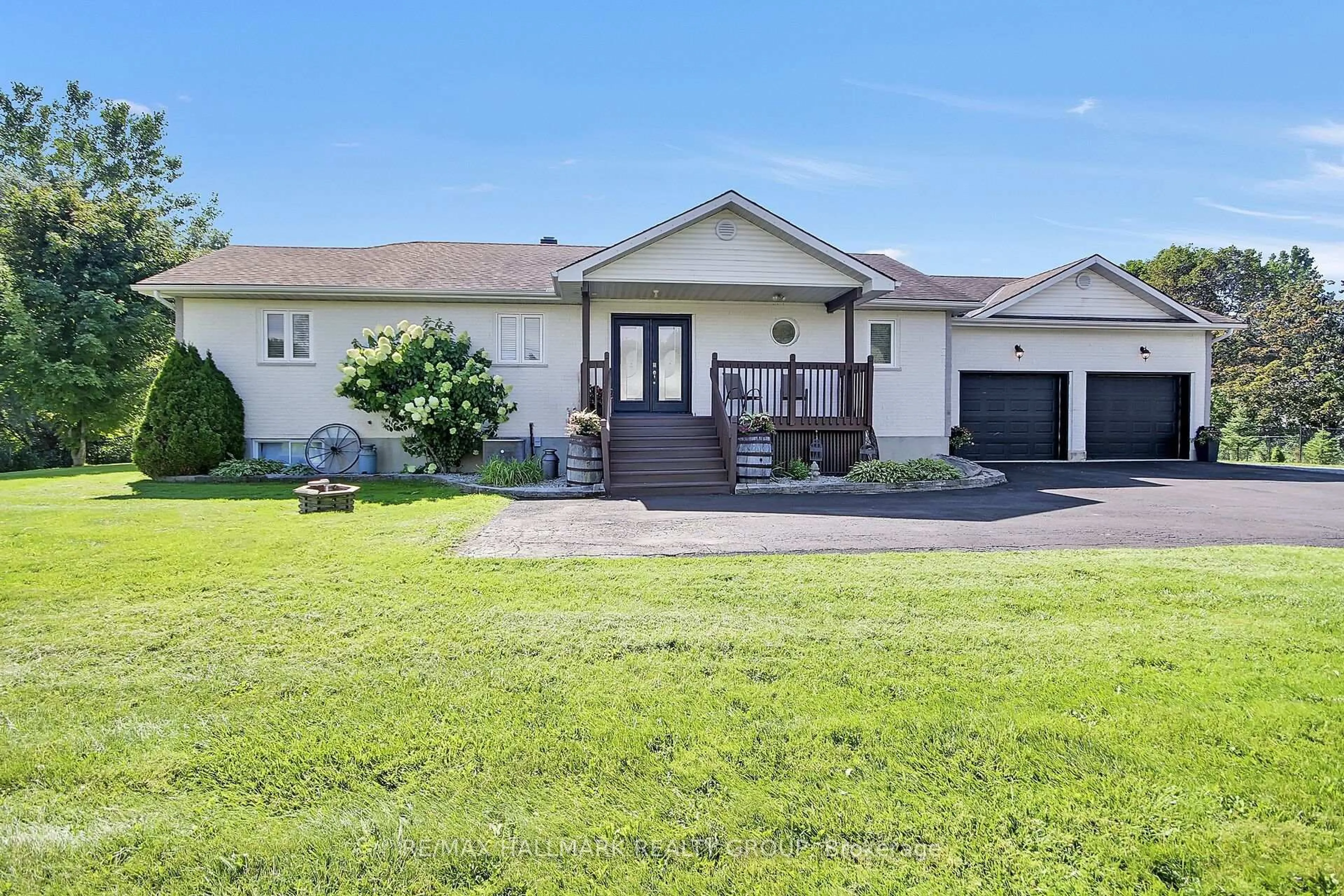 A pic from outside/outdoor area/front of a property/back of a property/a pic from drone, unknown for 7414 Dawn Tara Dr, Ottawa Ontario K4P 1P4