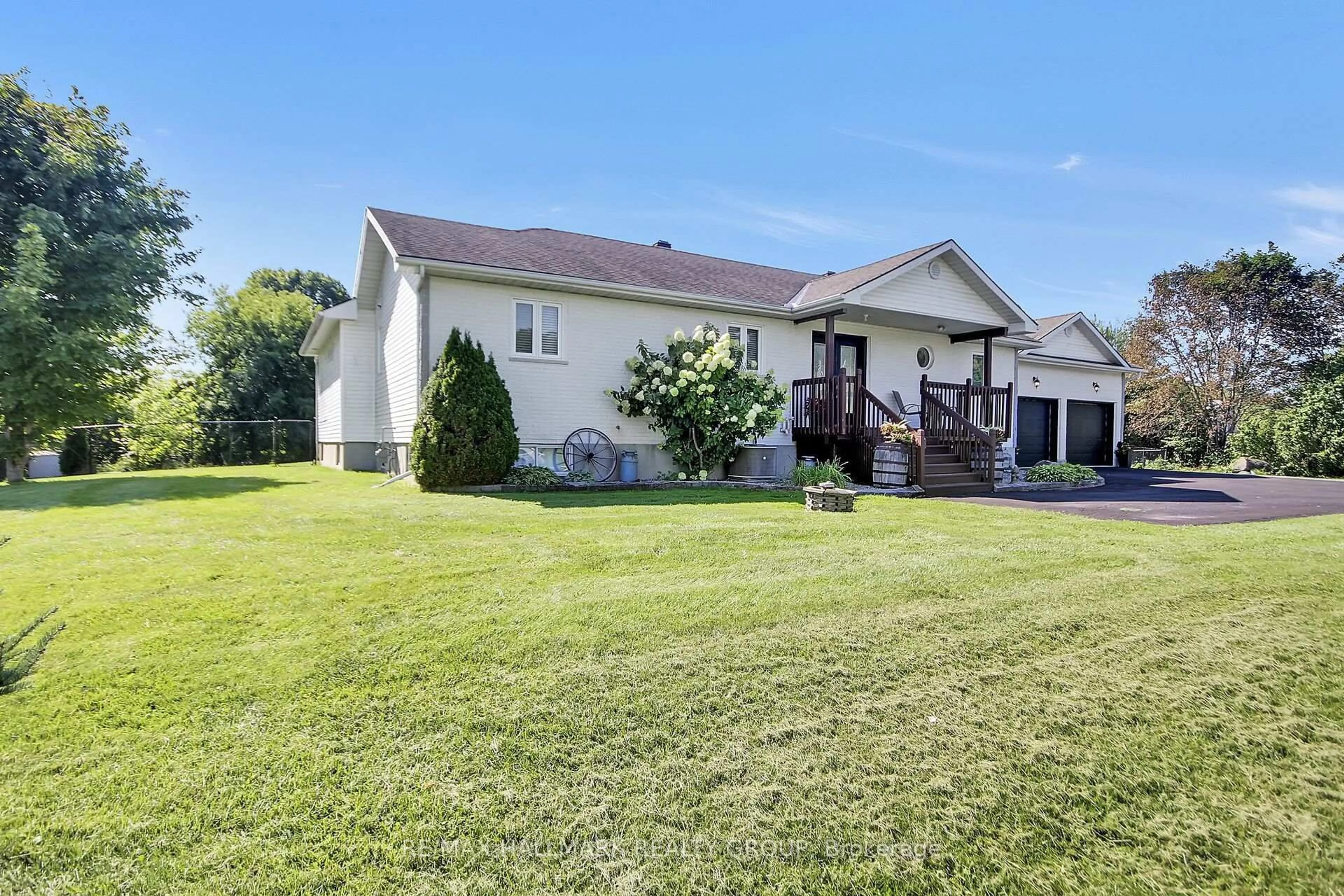 A pic from outside/outdoor area/front of a property/back of a property/a pic from drone, unknown for 7414 Dawn Tara Dr, Ottawa Ontario K4P 1P4