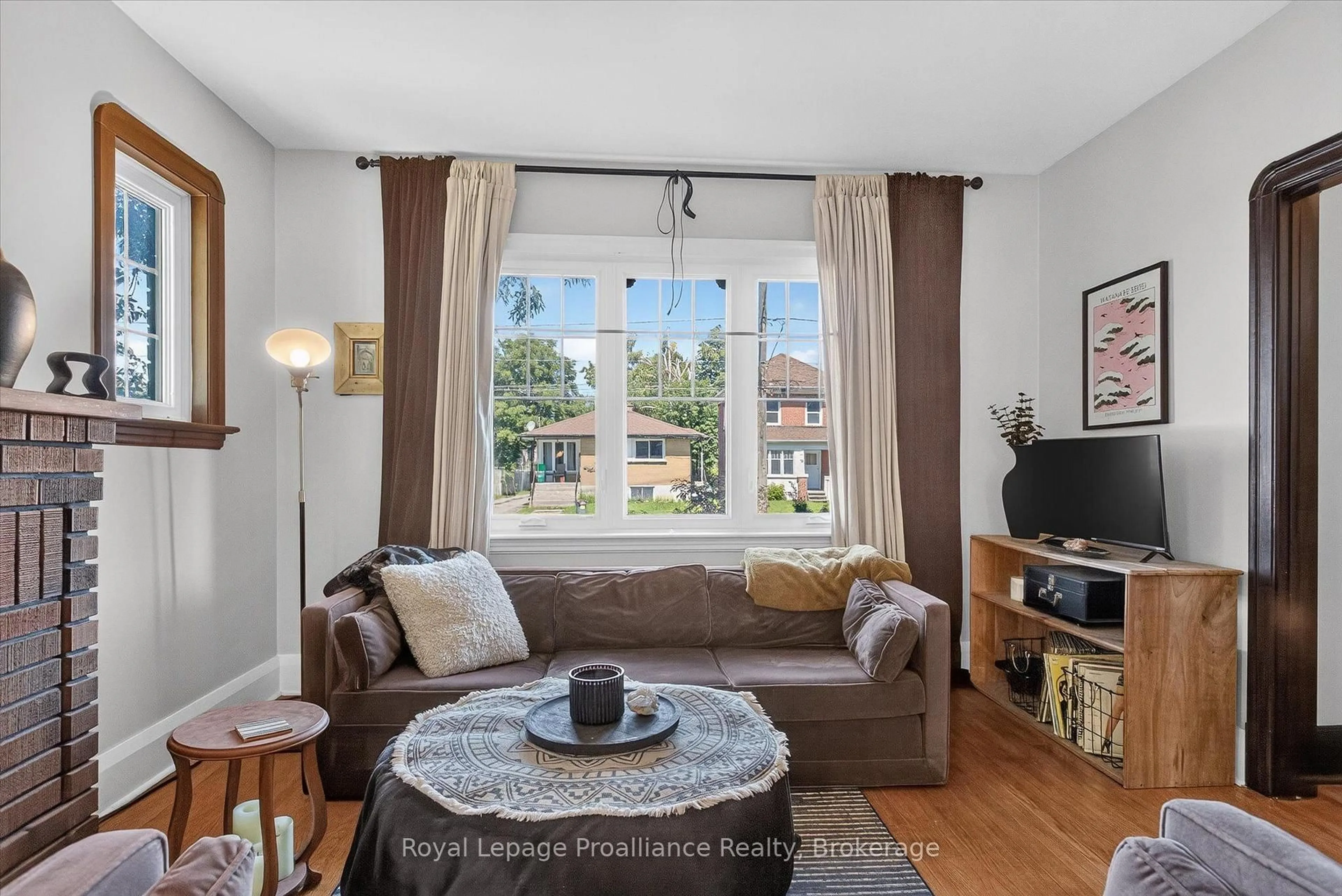 Living room with furniture, unknown for 71 Lansdowne St, Peterborough Ontario K9J 1Y2