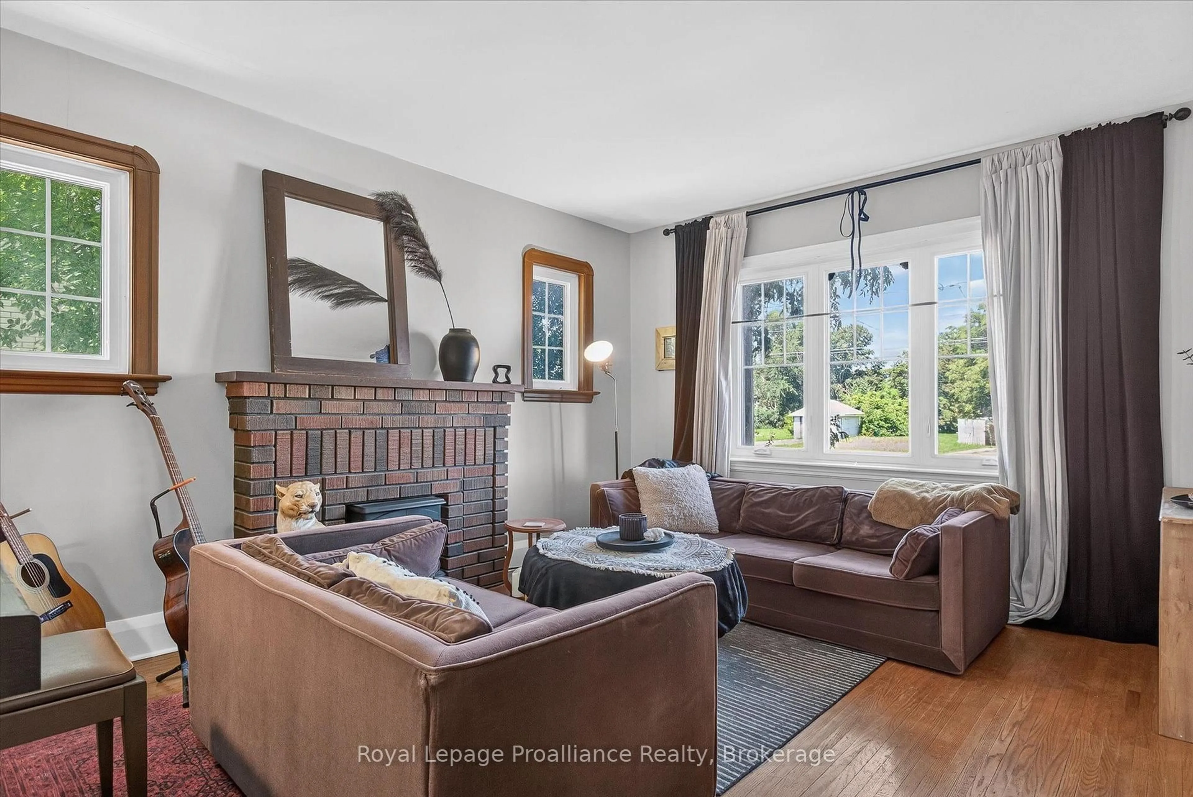 Living room with furniture, unknown for 71 Lansdowne St, Peterborough Ontario K9J 1Y2