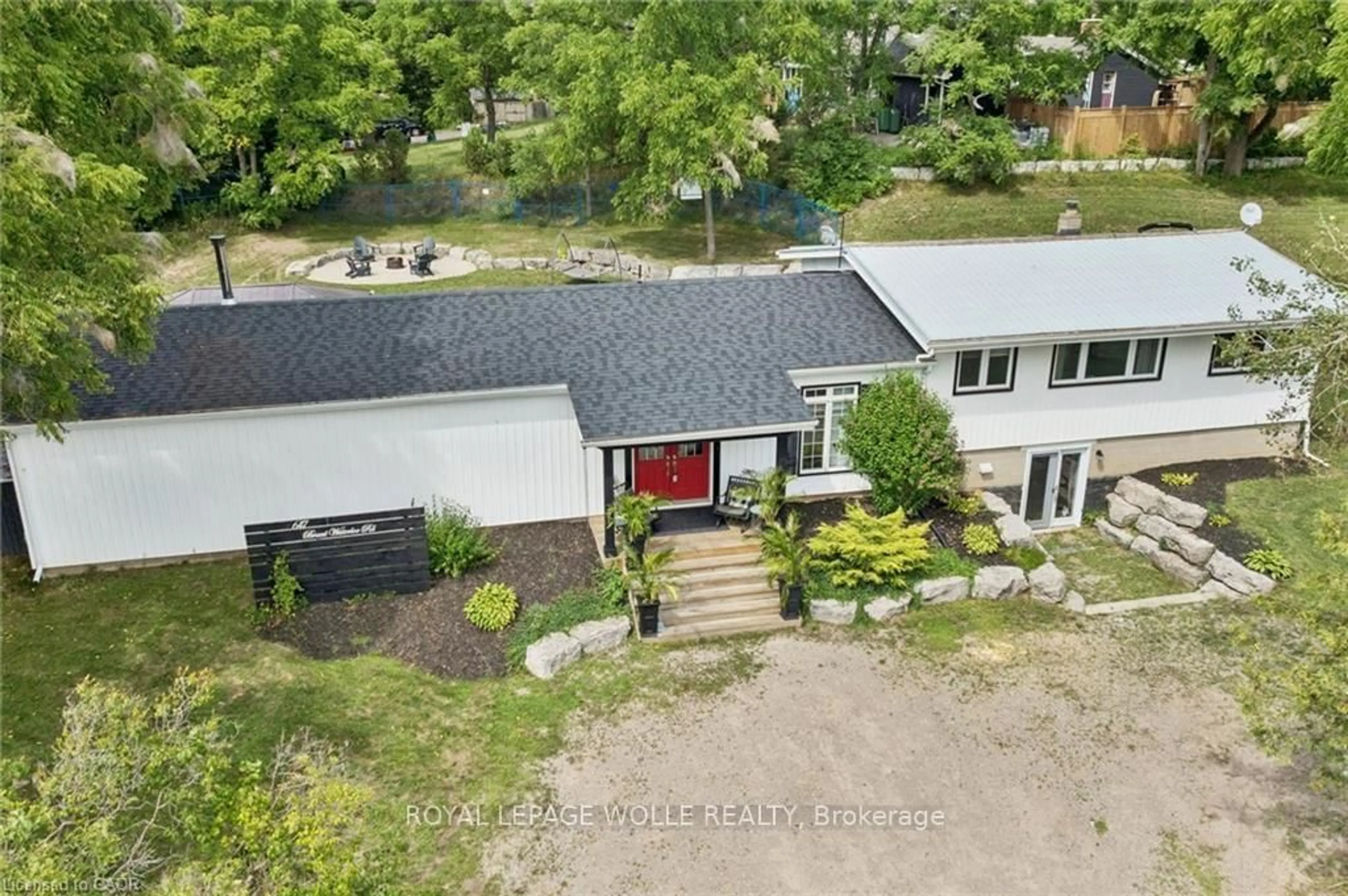 A pic from outside/outdoor area/front of a property/back of a property/a pic from drone, unknown for 647 Brant Waterloo Rd, North Dumfries Ontario N0B 1E0