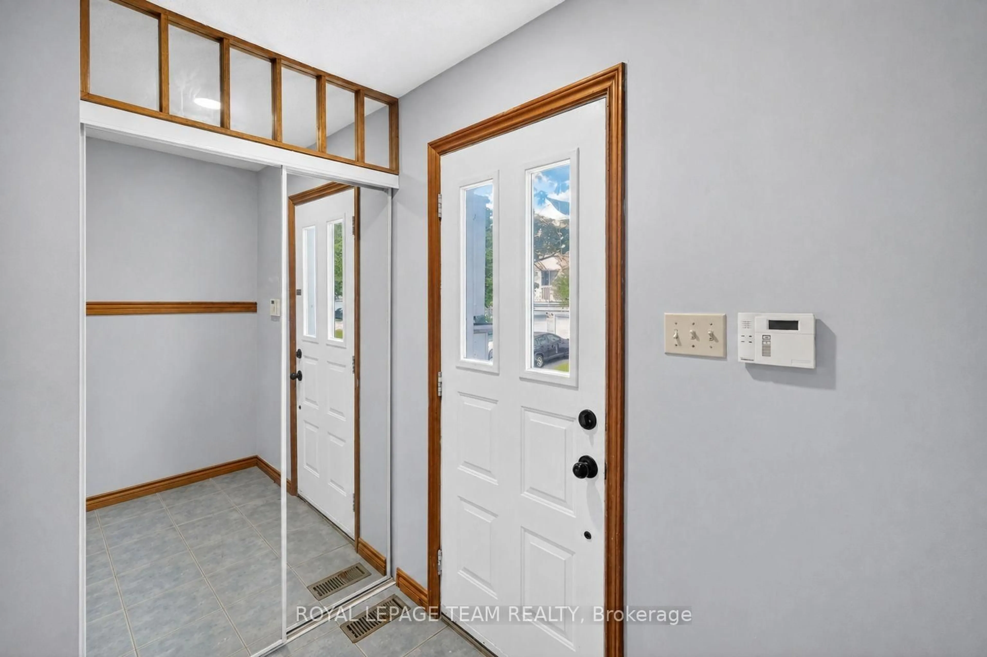 Indoor entryway for 78 Castlegreen Private #100, Ottawa Ontario K1T 3N3