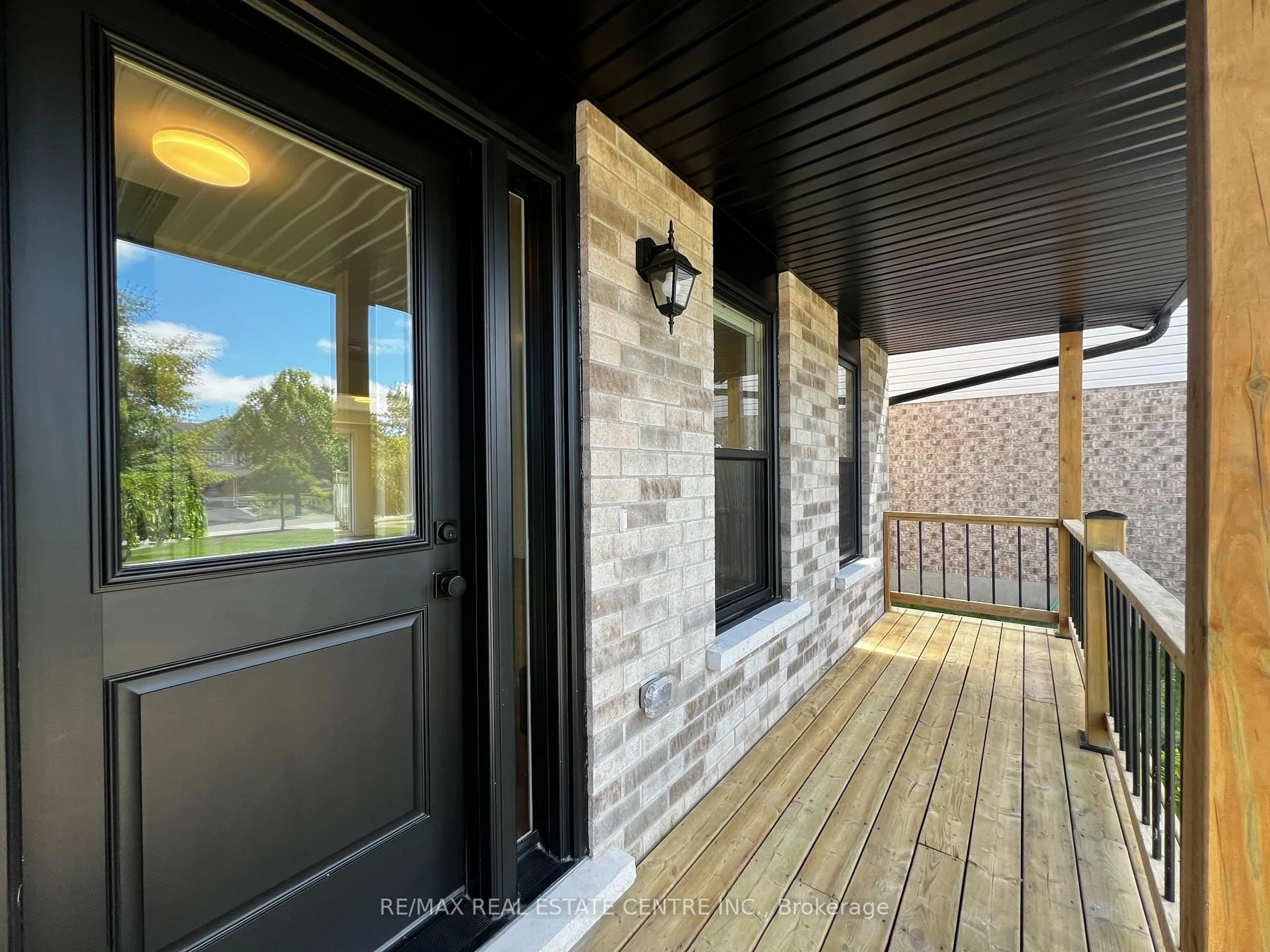 Indoor entryway for 716 Russel Crt, Shelburne Ontario L9V 3P4