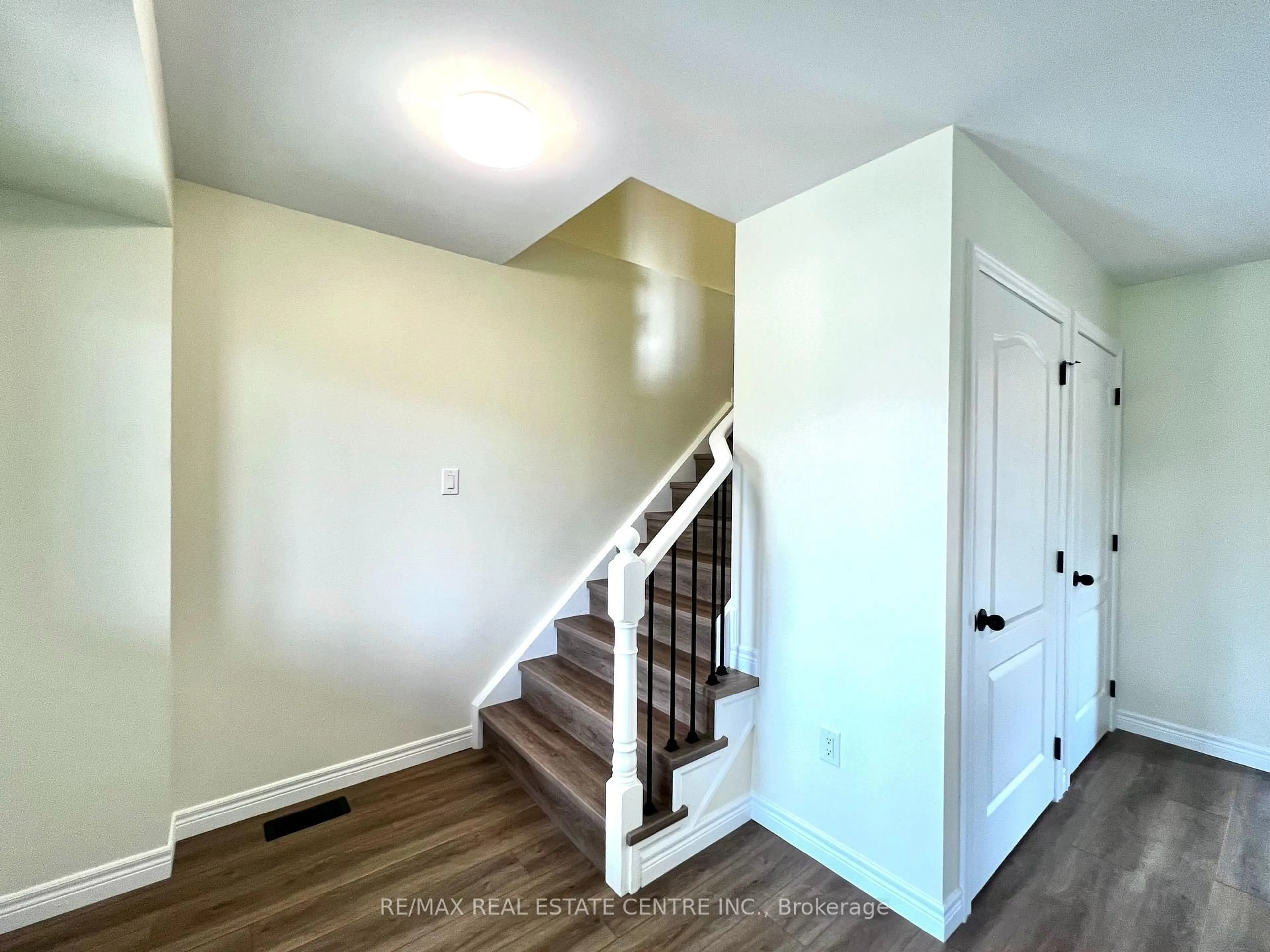 Unknown for 716 Russel Crt, Shelburne Ontario L9V 3P4