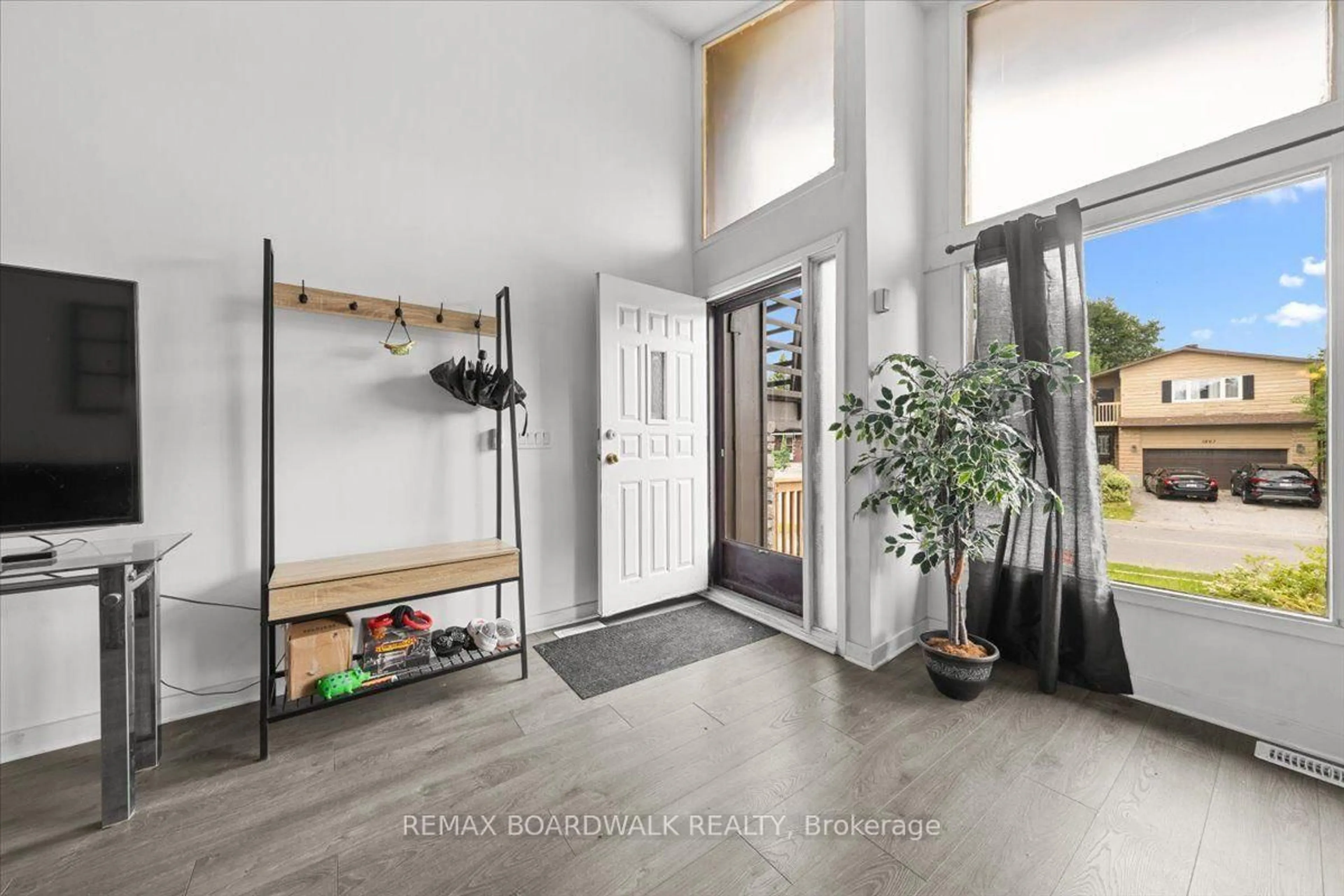 Indoor entryway for 1864 Lenester Ave, Ottawa Ontario K2A 3W8