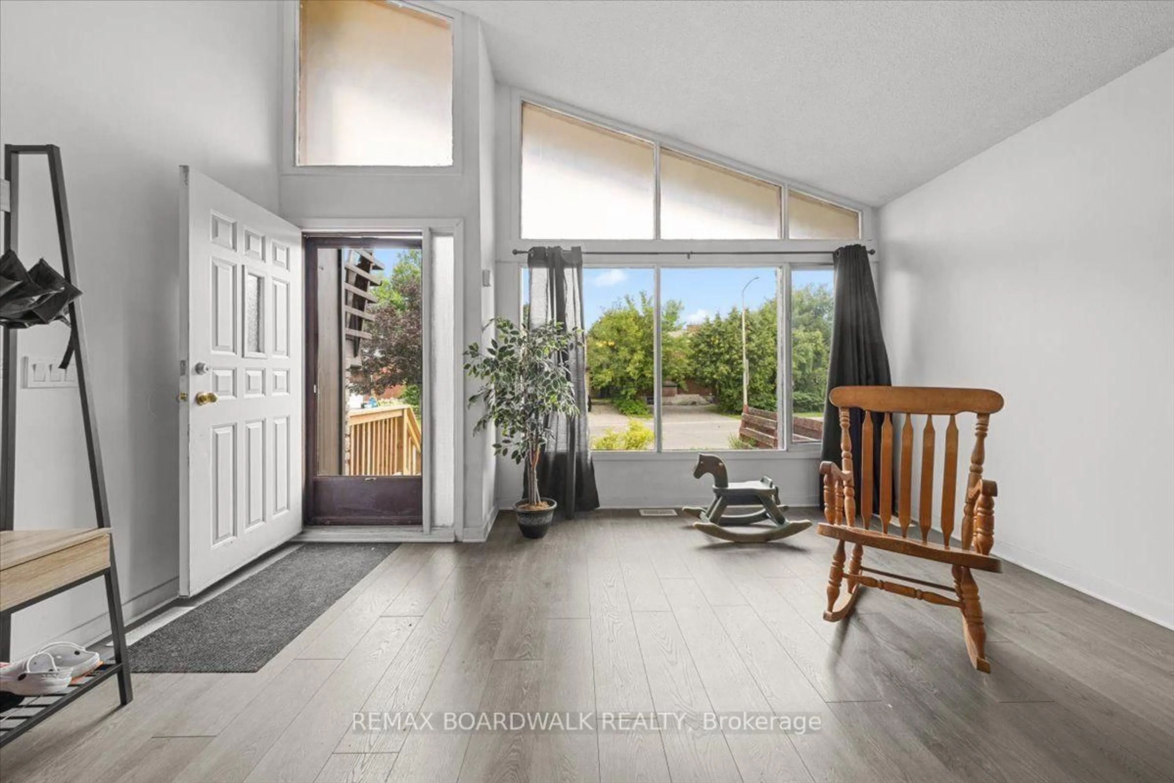 Indoor entryway for 1864 Lenester Ave, Ottawa Ontario K2A 3W8