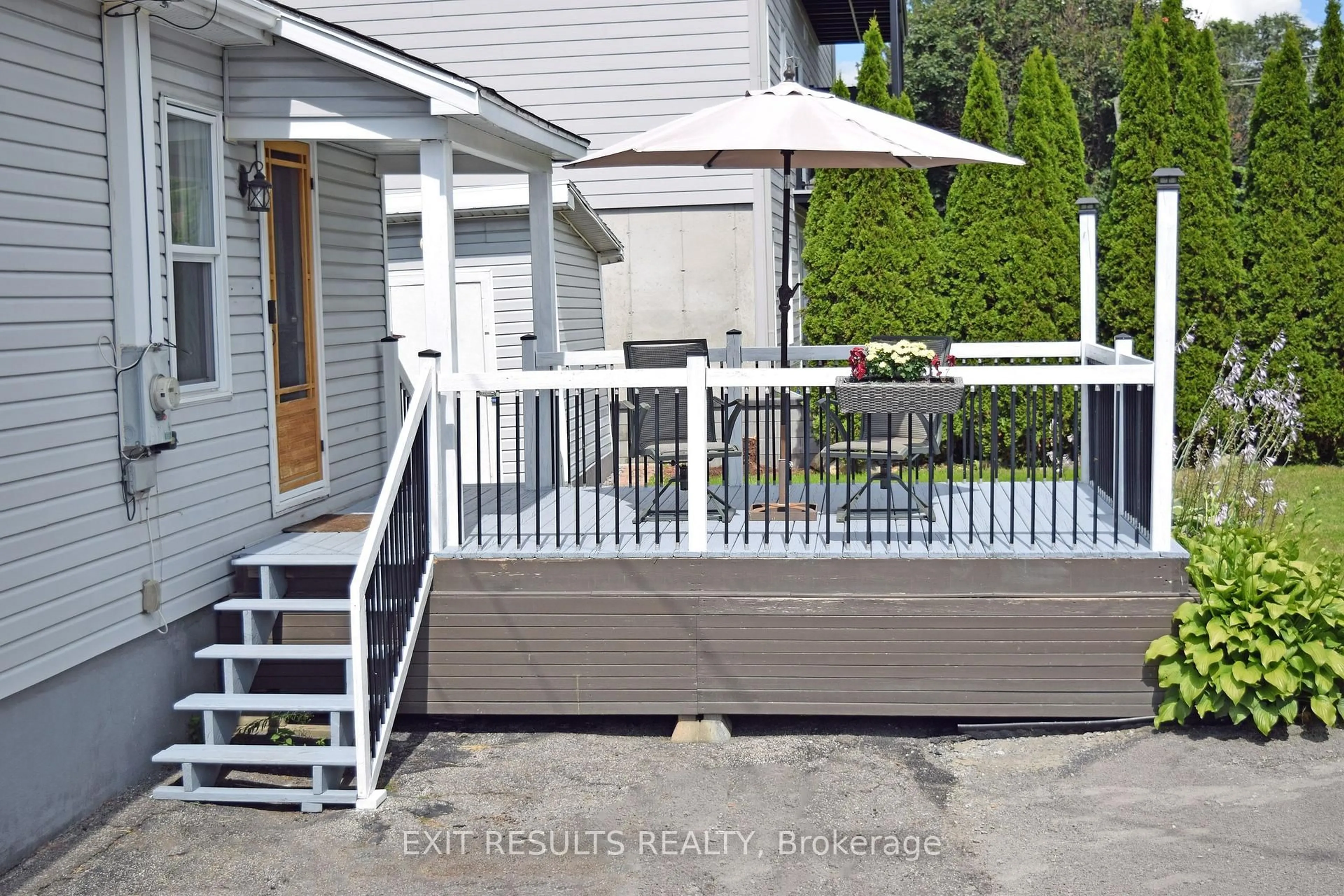 Patio, street for 501 St. Louis St, Clarence-Rockland Ontario K4K 1K4