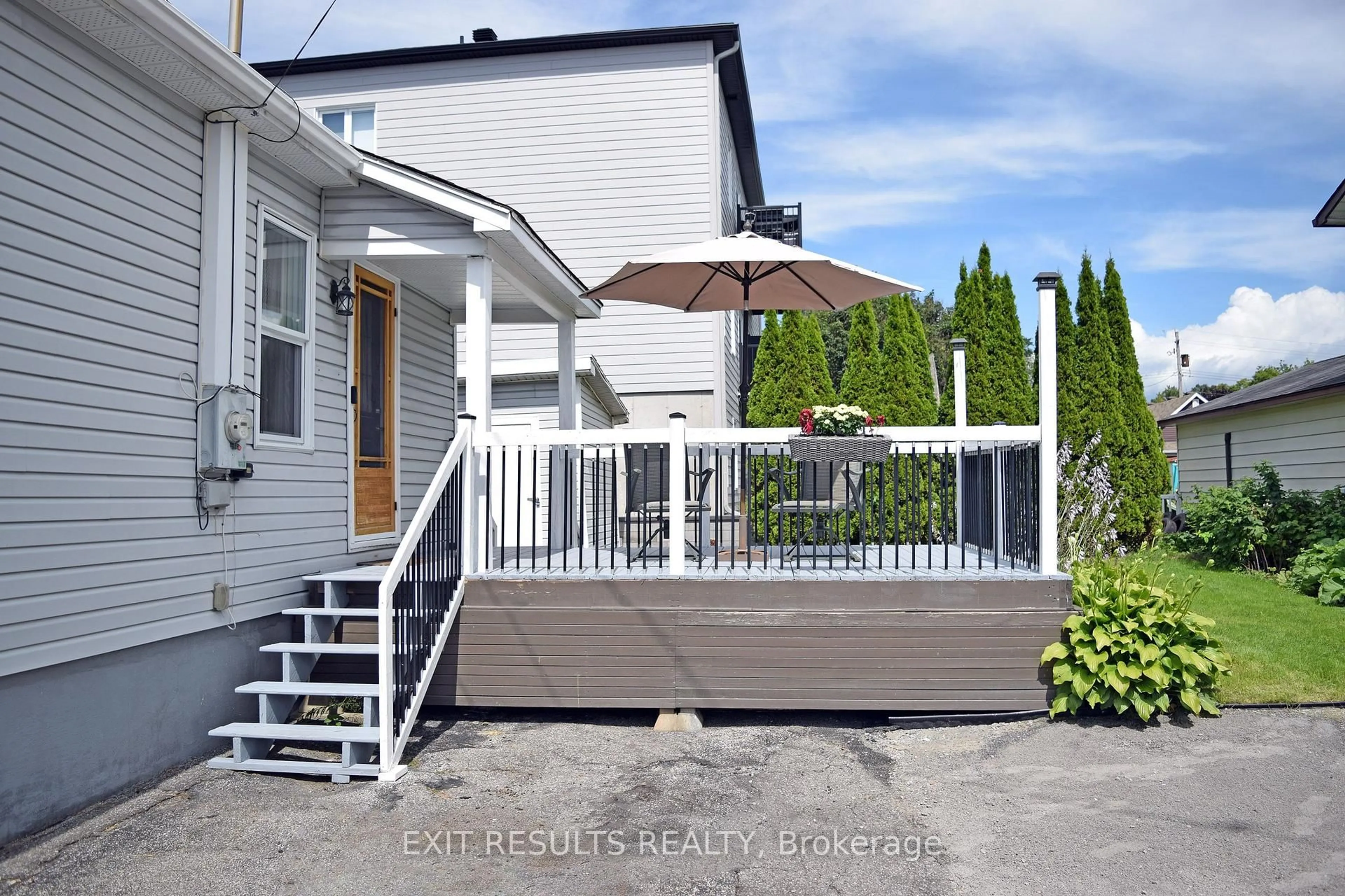 Patio, street for 501 St. Louis St, Clarence-Rockland Ontario K4K 1K4