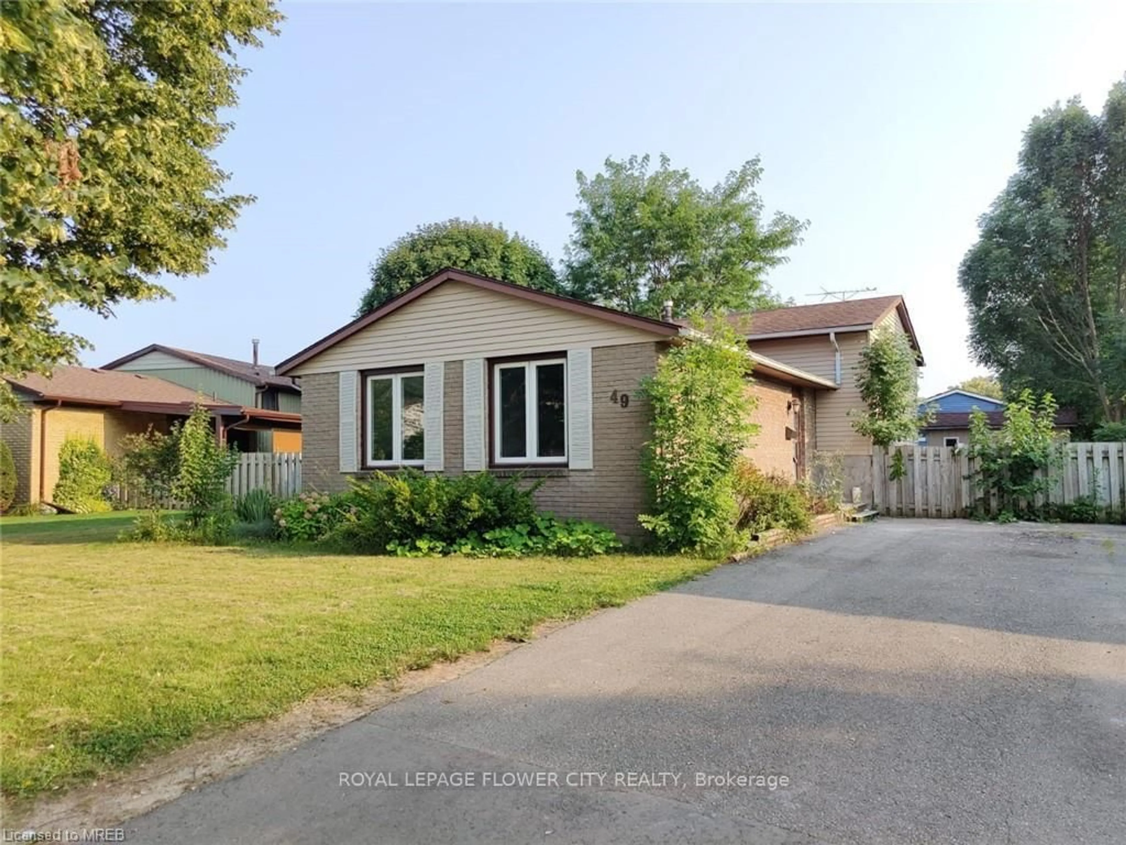 A pic from outside/outdoor area/front of a property/back of a property/a pic from drone, street for 49 Mccrae Dr, Welland Ontario L3C 6C9