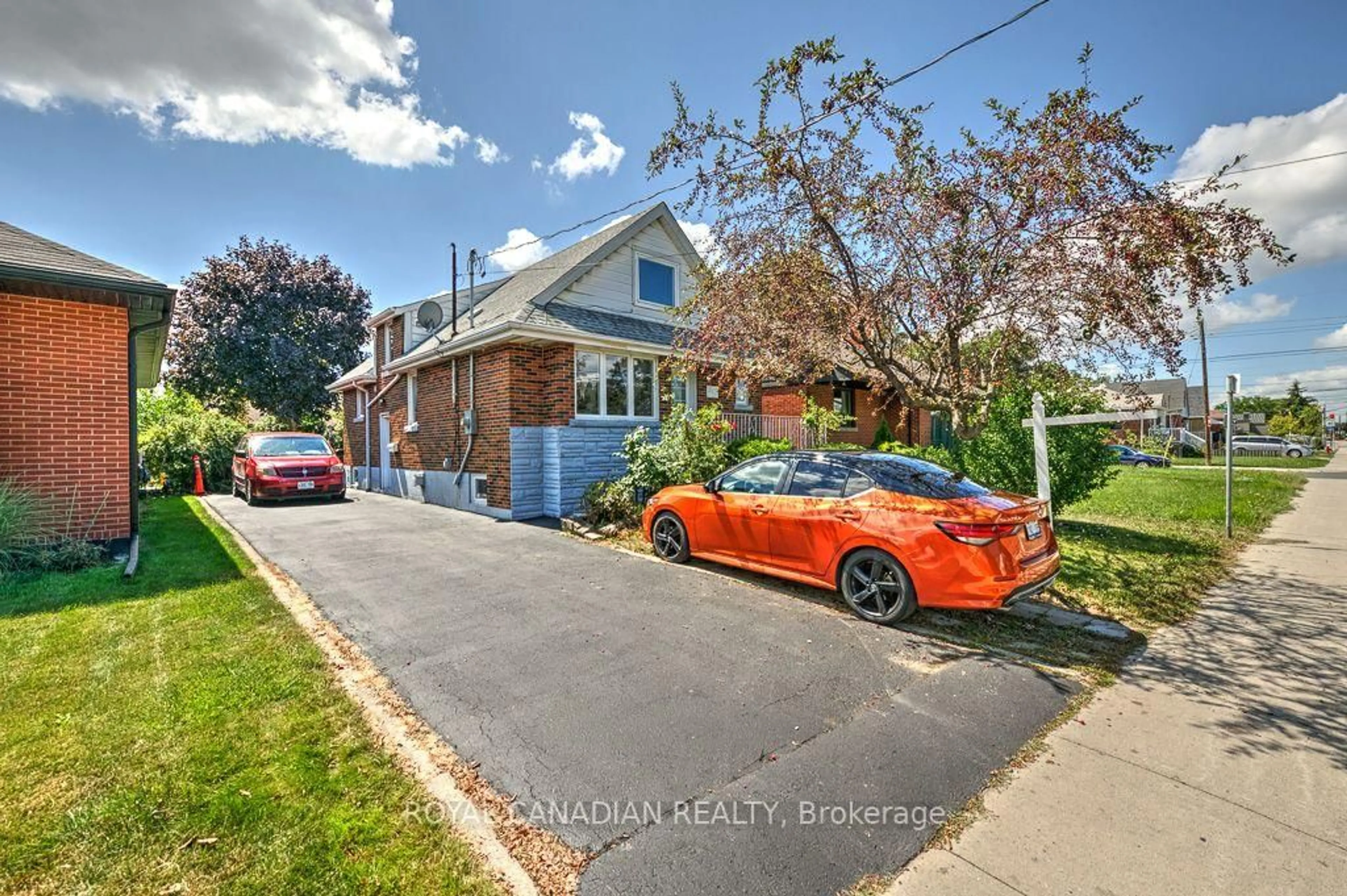 A pic from outside/outdoor area/front of a property/back of a property/a pic from drone, street for 974 Queensdale Ave, Hamilton Ontario L8T 1H7