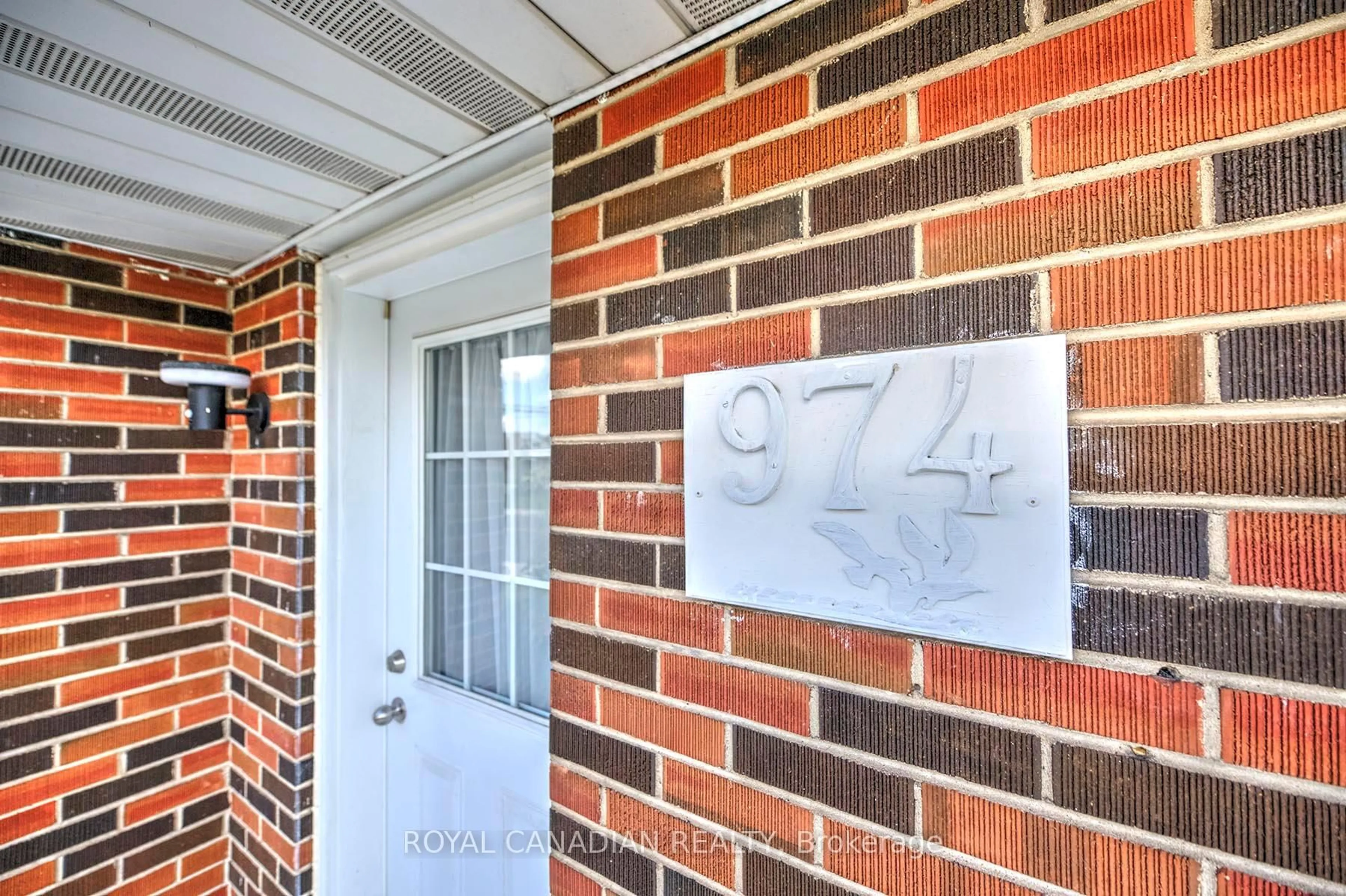 Indoor entryway for 974 Queensdale Ave, Hamilton Ontario L8T 1H7