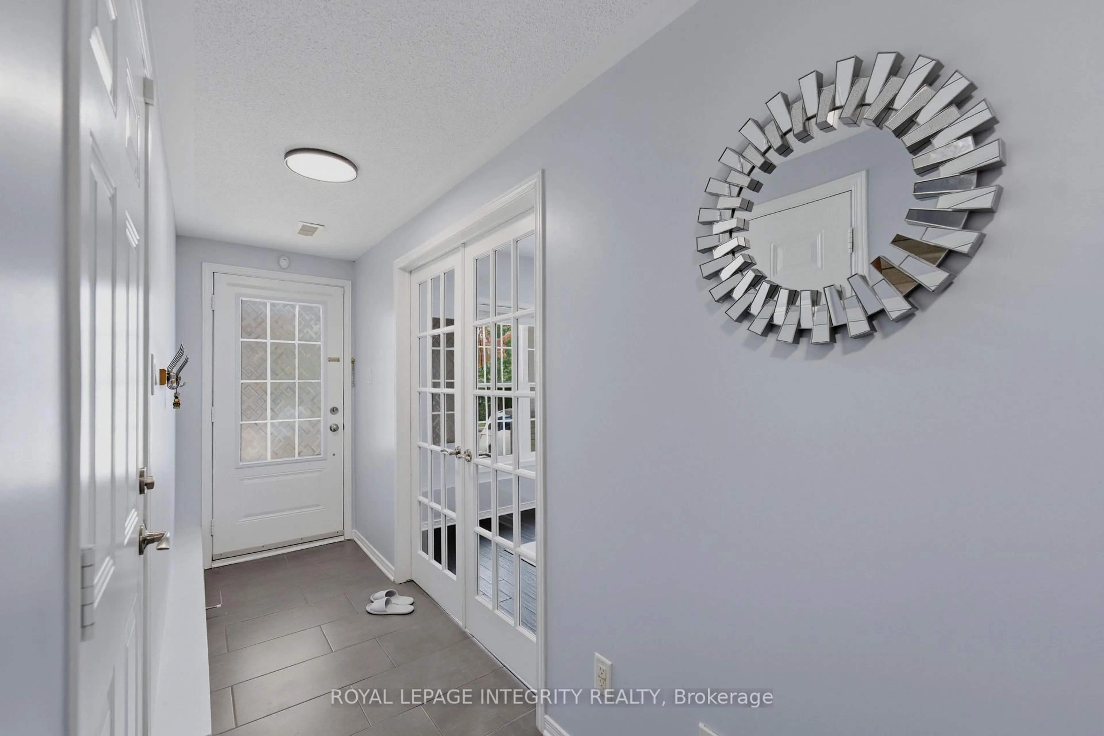 Indoor entryway for 223 HUNTSVILLE Dr, Ottawa Ontario K2T 0C7