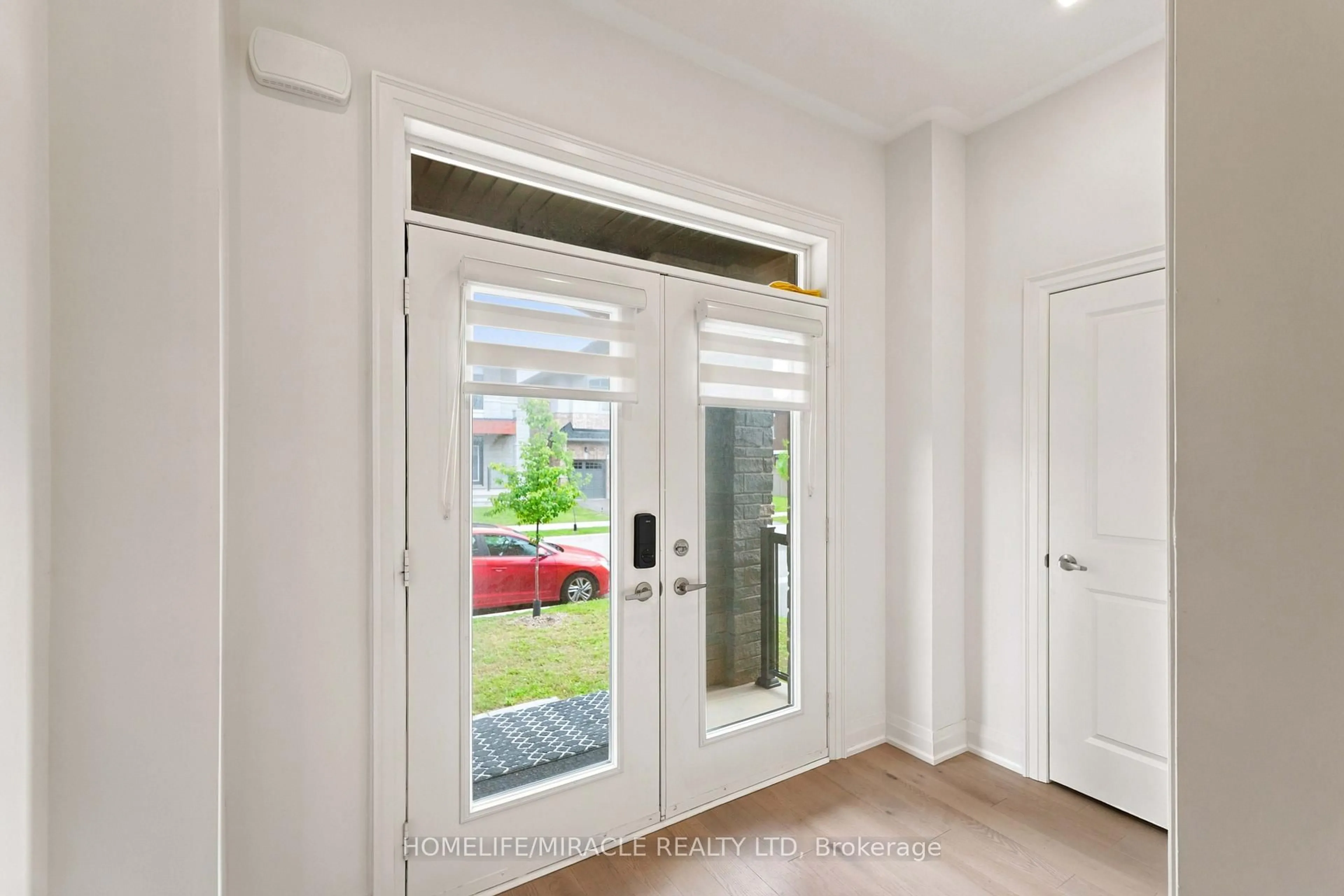 Indoor entryway for 19 Kenesky Dr, Hamilton Ontario L8B 1Y2