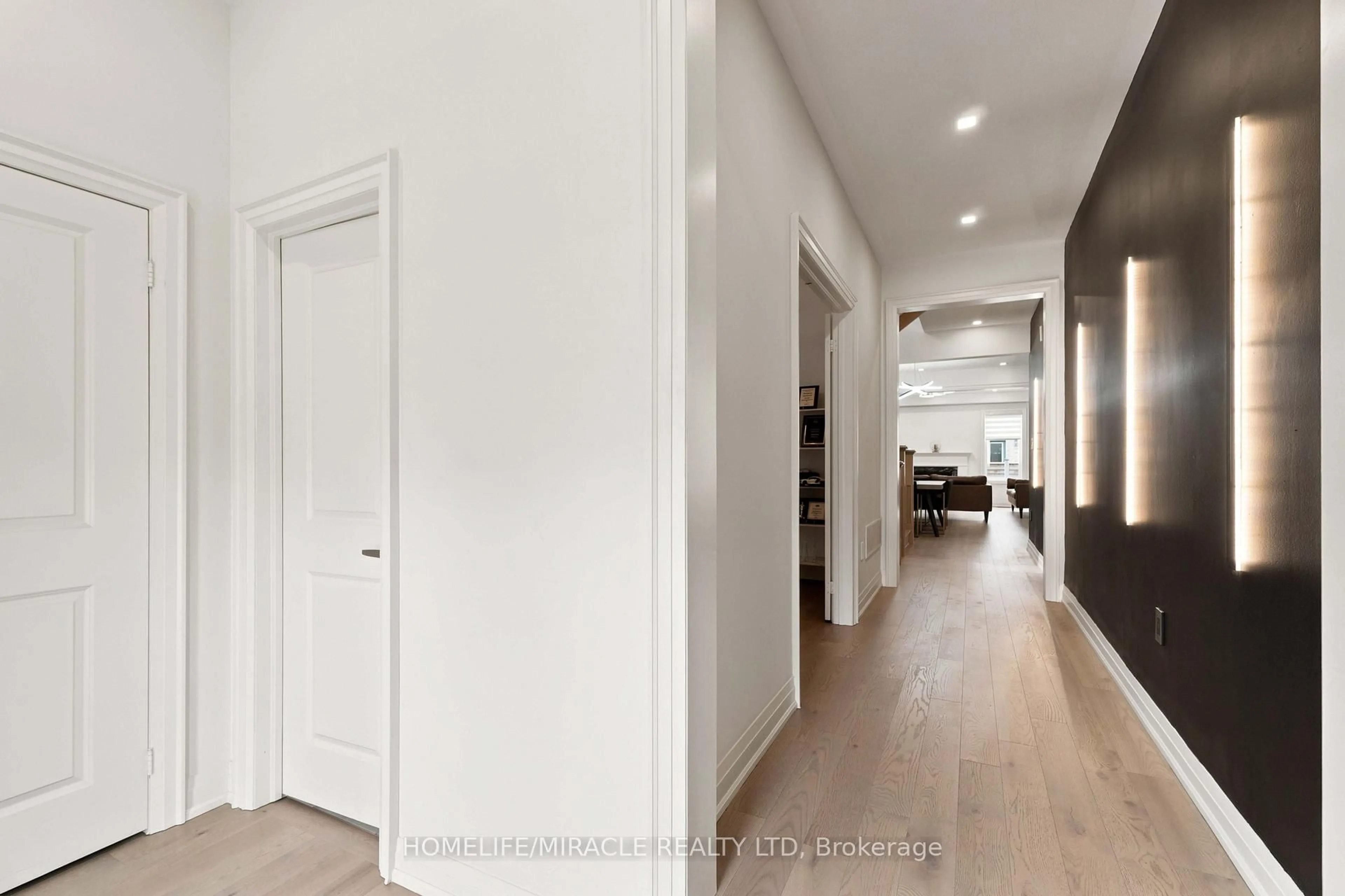 Indoor entryway for 19 Kenesky Dr, Hamilton Ontario L8B 1Y2