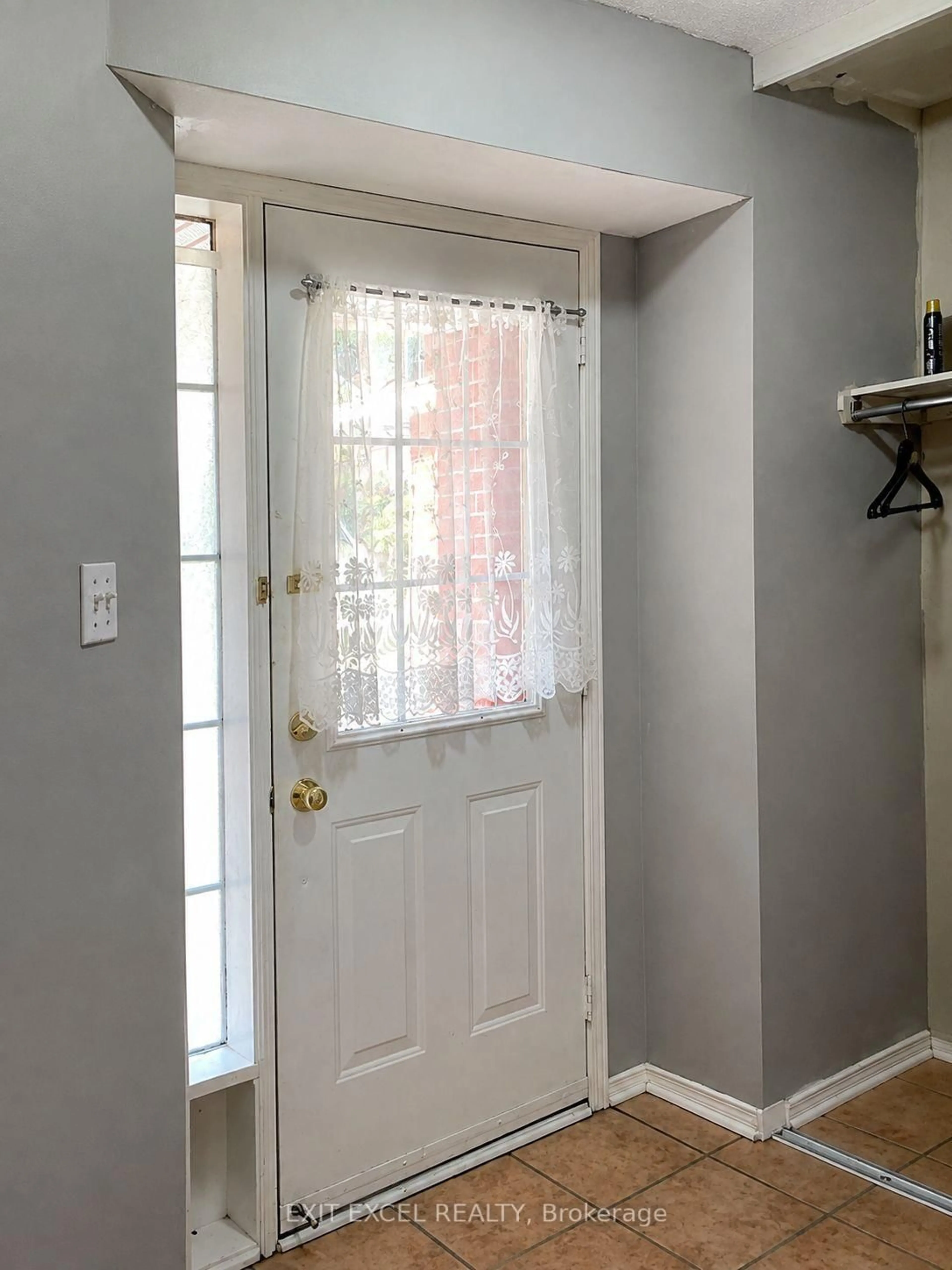 Indoor entryway for 17 Heartleaf Private, Ottawa Ontario K1T 3Z9