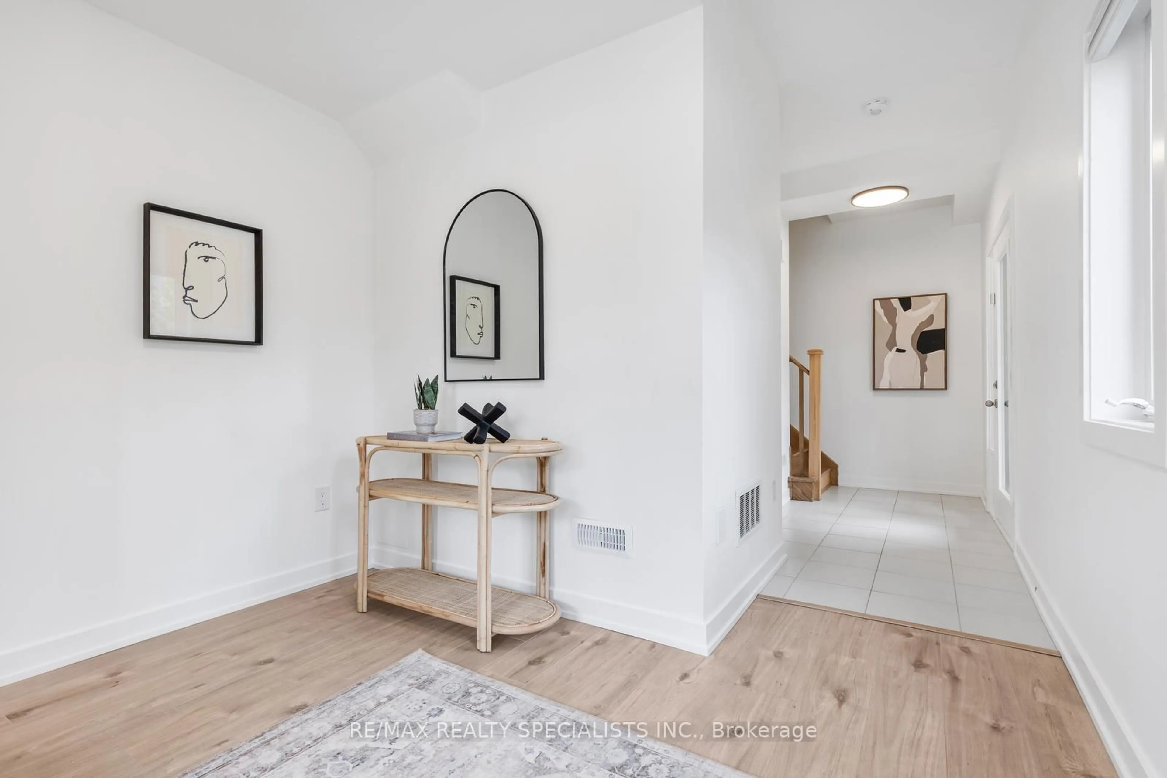 Indoor entryway for 590 North Service Rd #103, Hamilton Ontario L8E 0K5