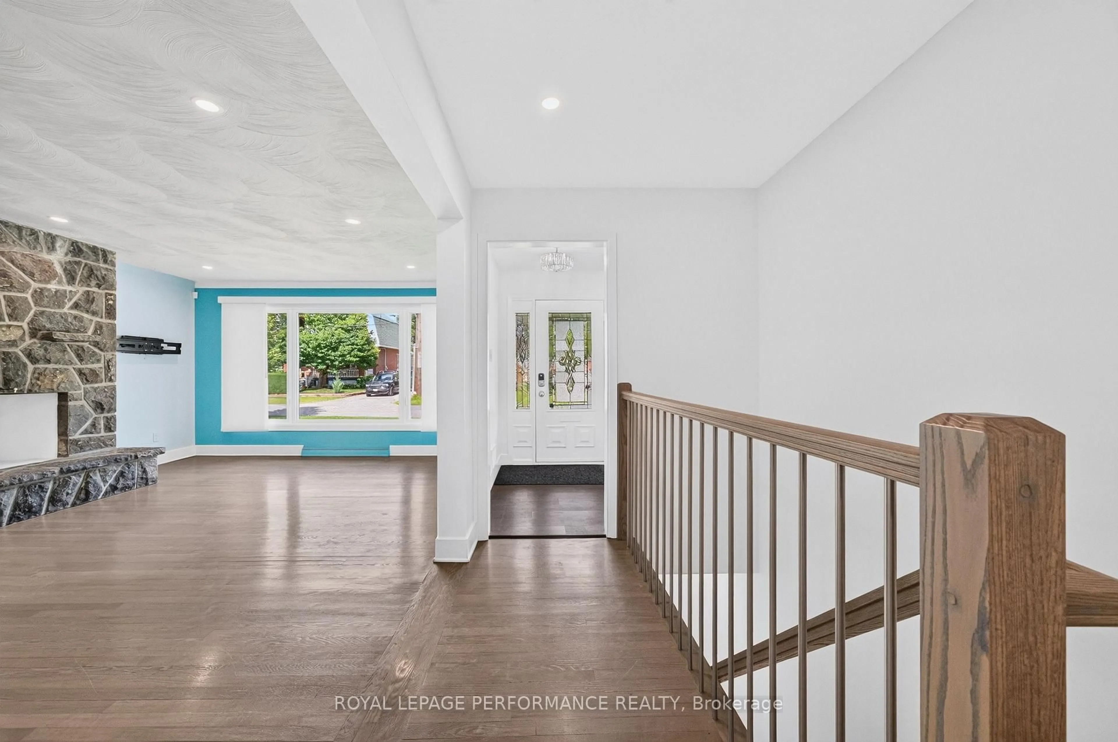 Indoor foyer for 244 Richardson Ave, Ottawa Ontario K2B 5G6