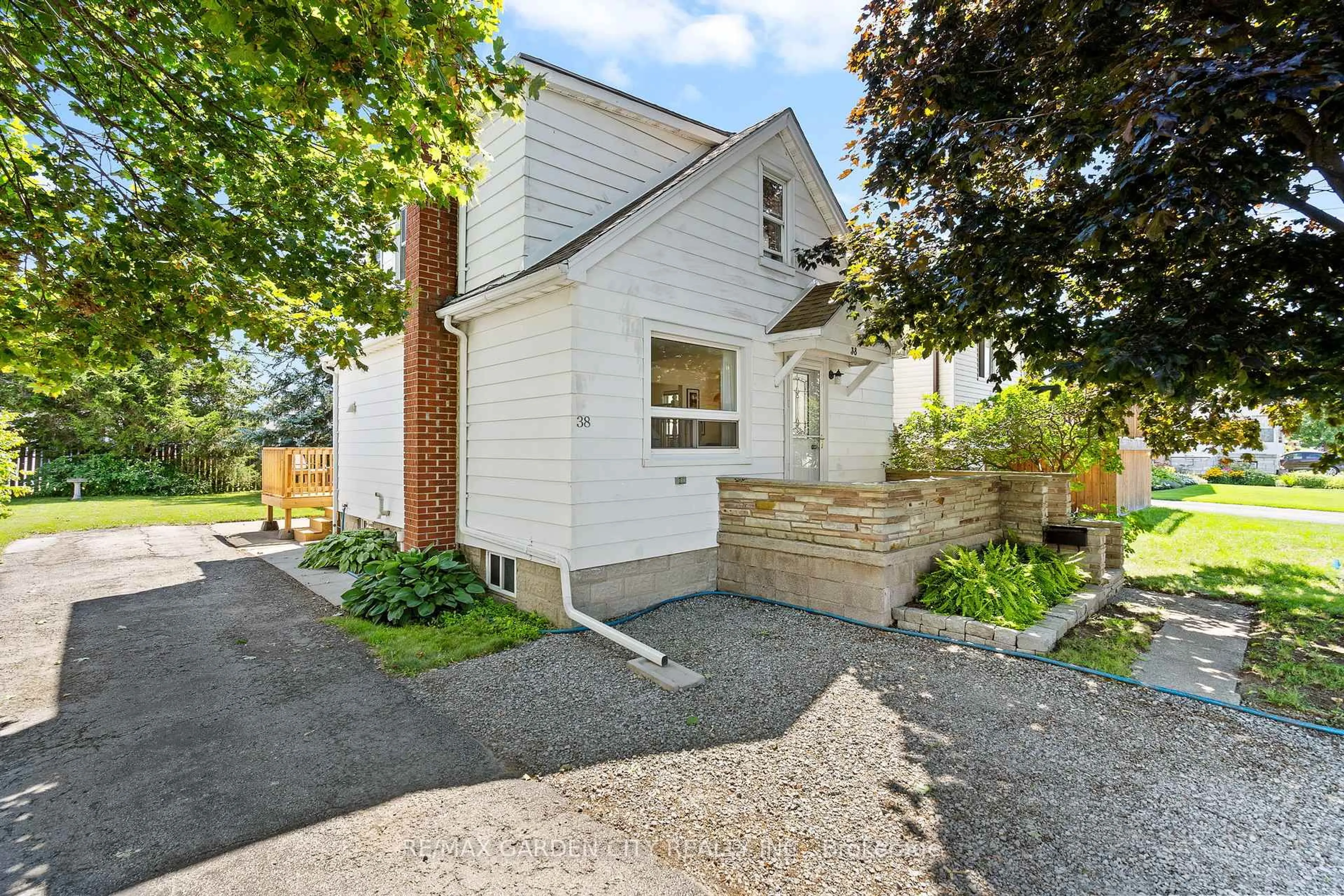 Home with brick exterior material, street for 38 Oakwood St, Port Colborne Ontario L3K 5E9
