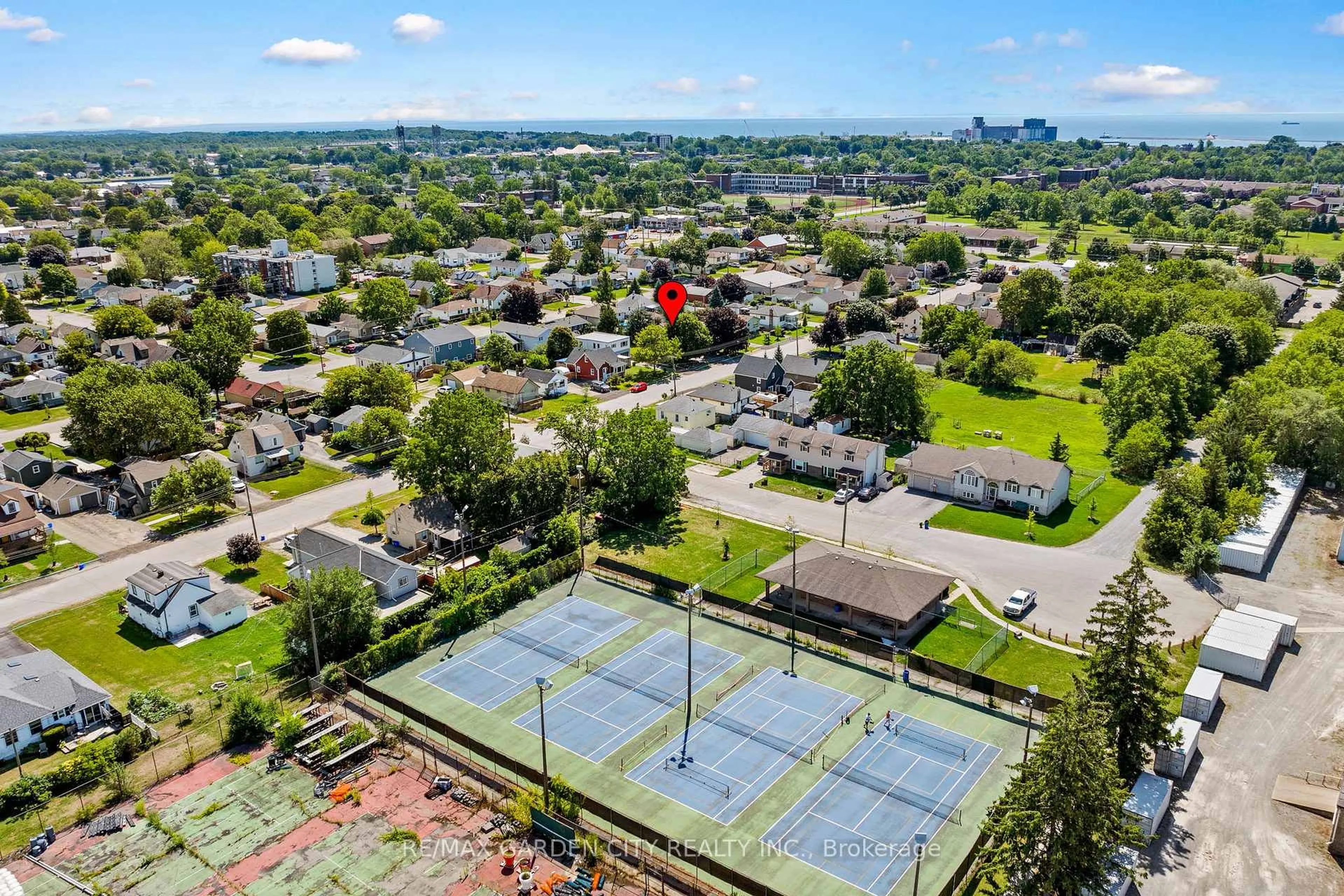 A pic from outside/outdoor area/front of a property/back of a property/a pic from drone, unknown for 38 Oakwood St, Port Colborne Ontario L3K 5E9