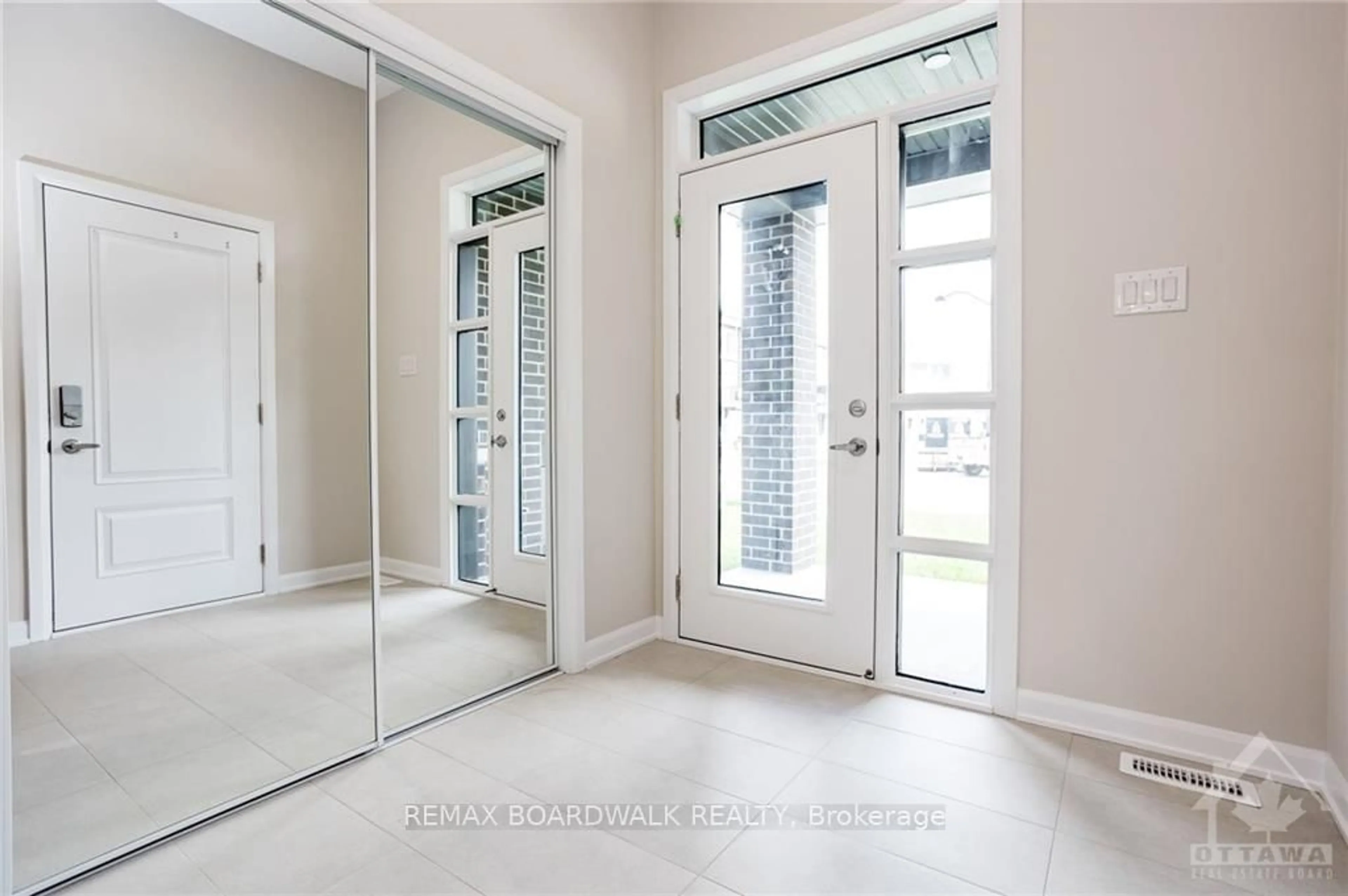 Indoor entryway for 262 TULLAGHAN Hts, Ottawa Ontario K2J 7C2