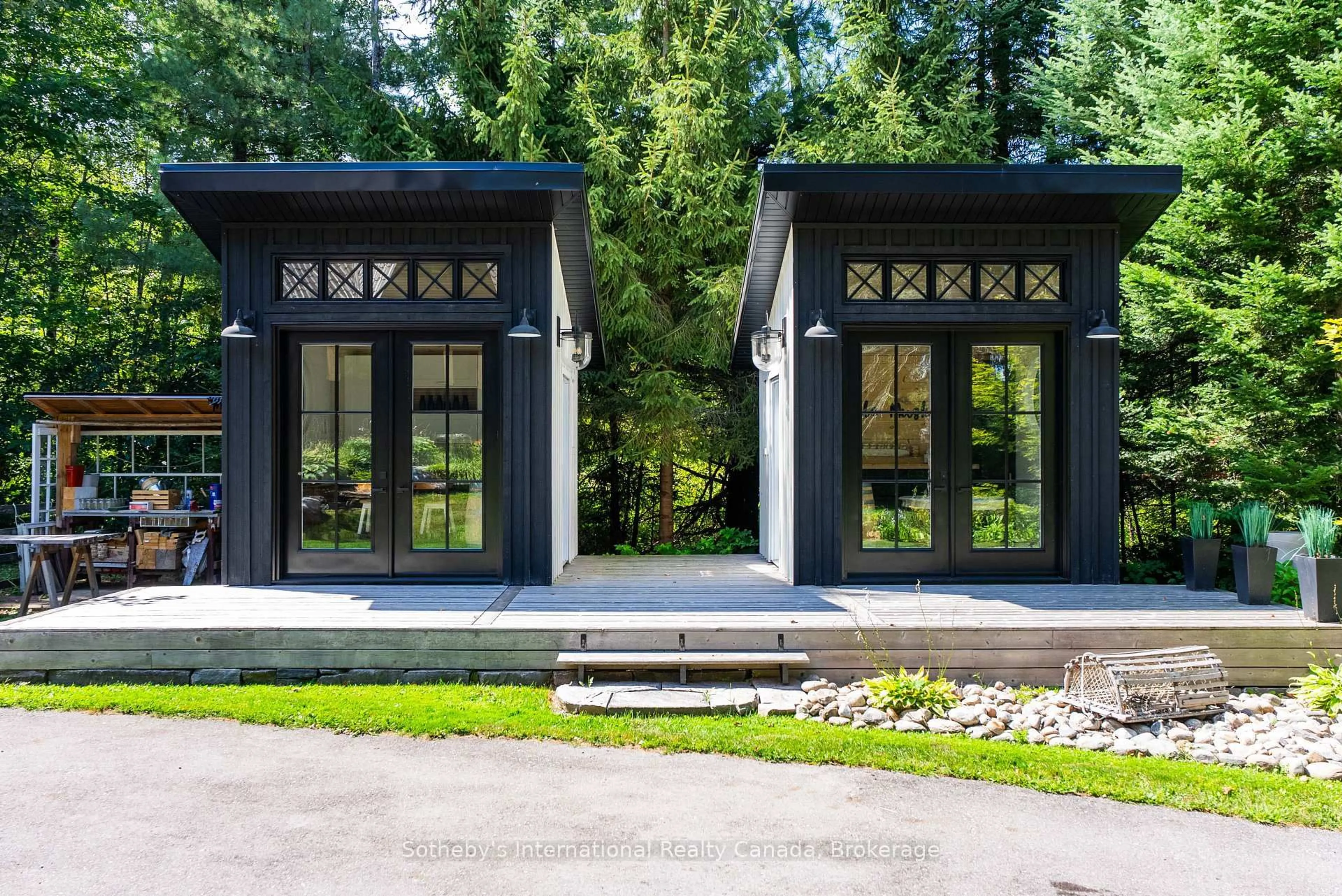 Patio, street for 132 Douglas Dr, Bracebridge Ontario P1L 1W8