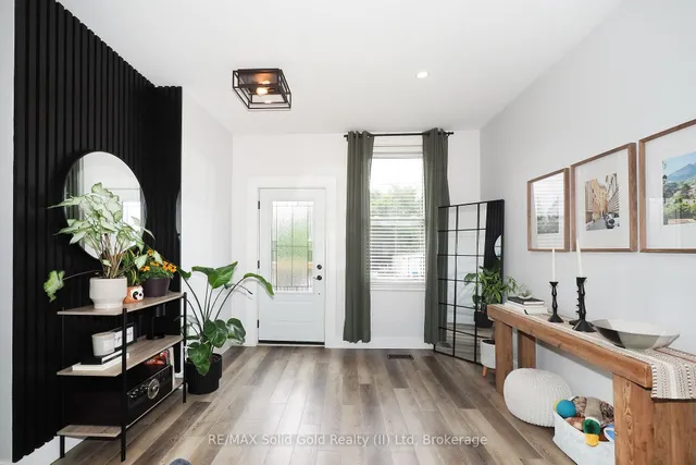 19 Douglas St, Woodstock 4