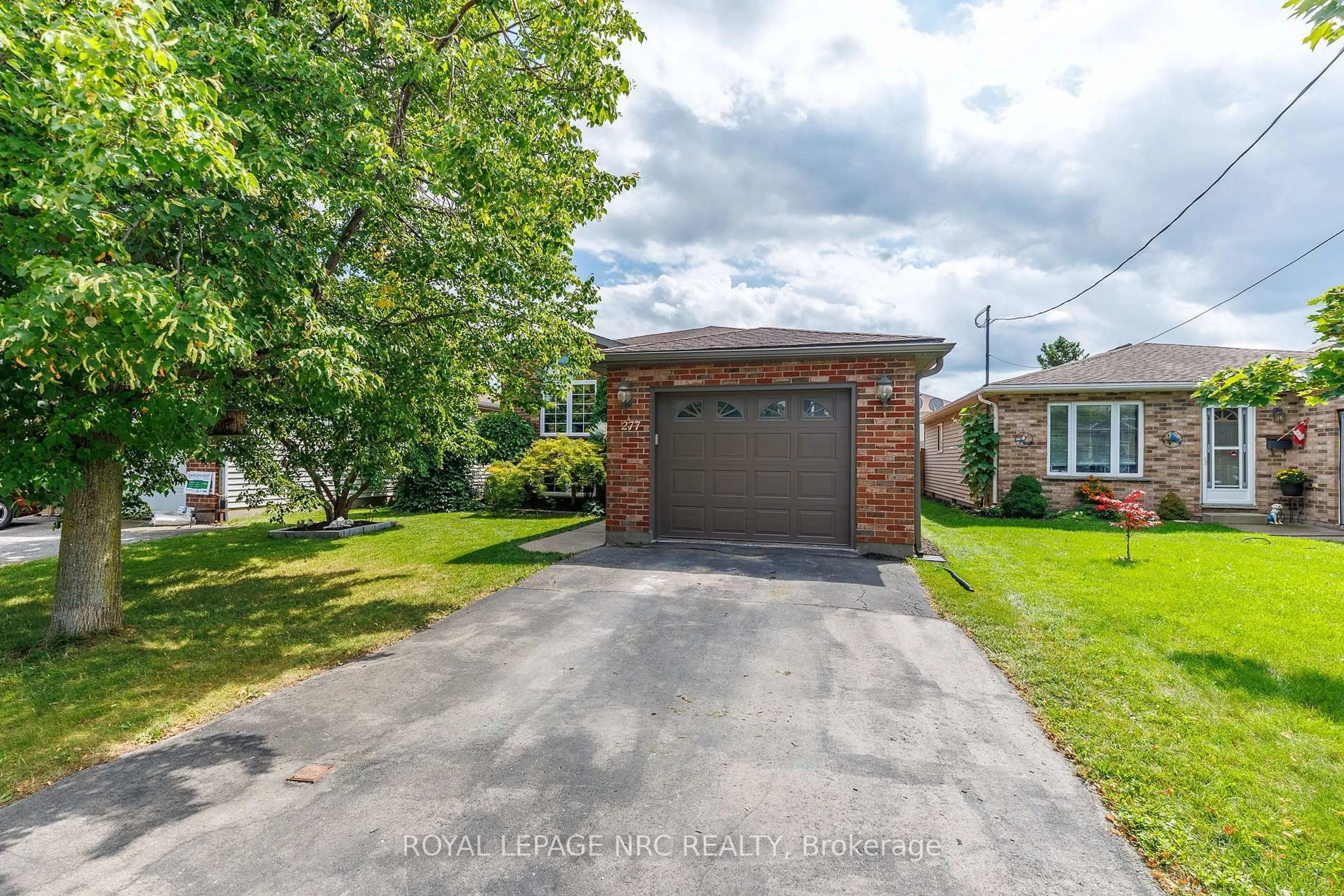 A pic from outside/outdoor area/front of a property/back of a property/a pic from drone, street for 277 FORKS Rd, Welland Ontario L3B 6C5