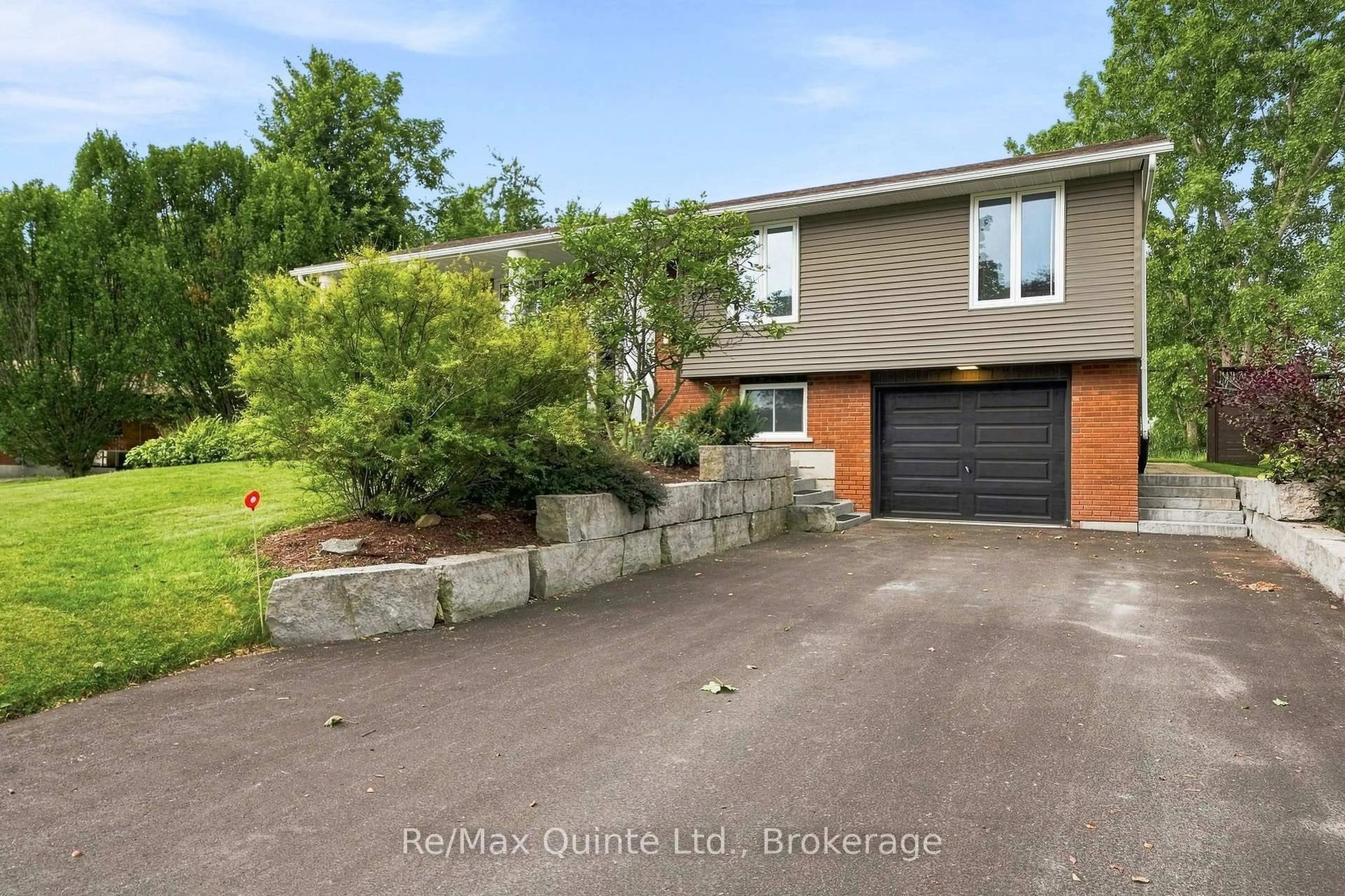 A pic from outside/outdoor area/front of a property/back of a property/a pic from drone, street for 147 Jeffrey Dr, Trenton Ontario K8V 5P8