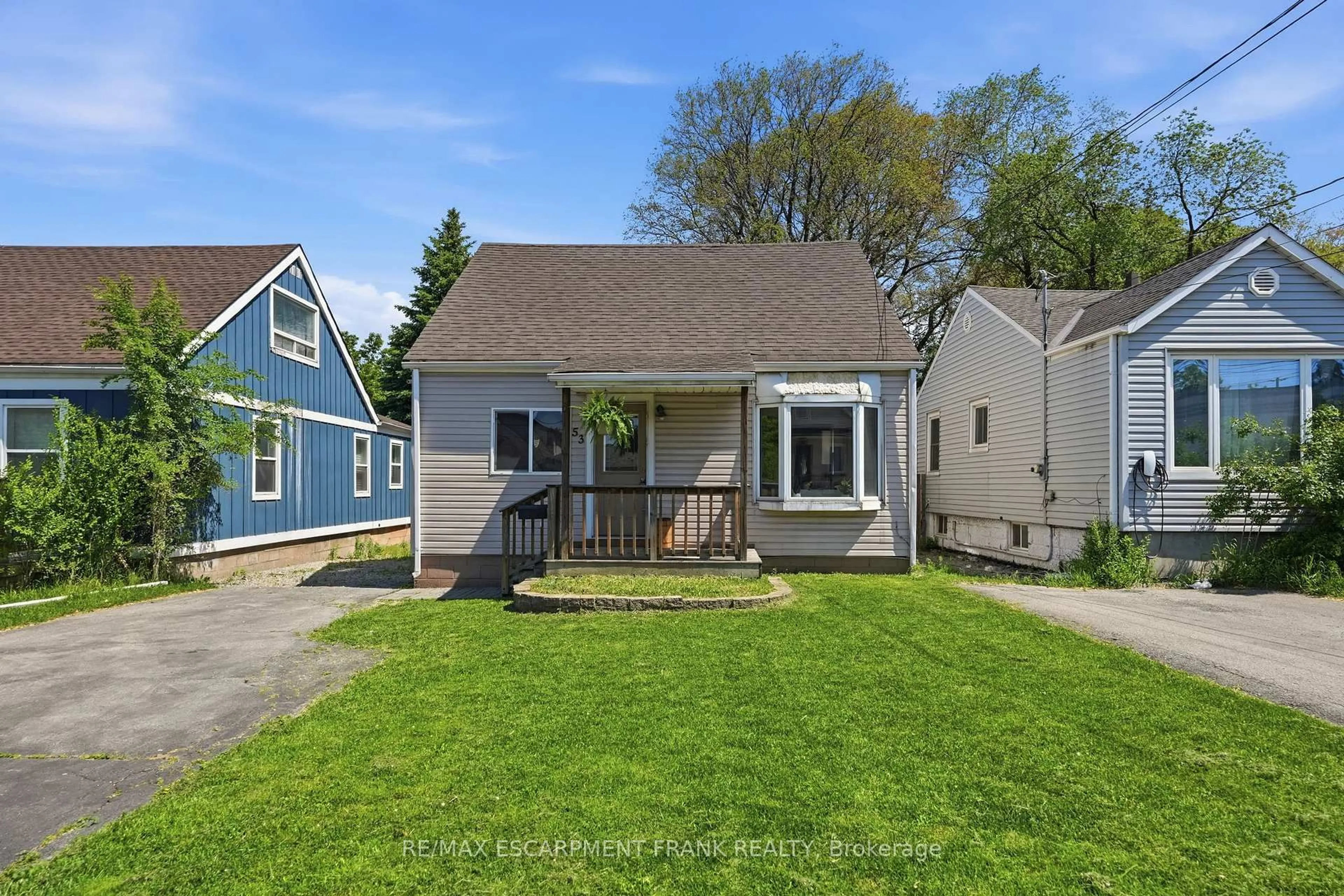Home with vinyl exterior material, street for 53 Dalhousie Ave, Hamilton Ontario L8L 3J4