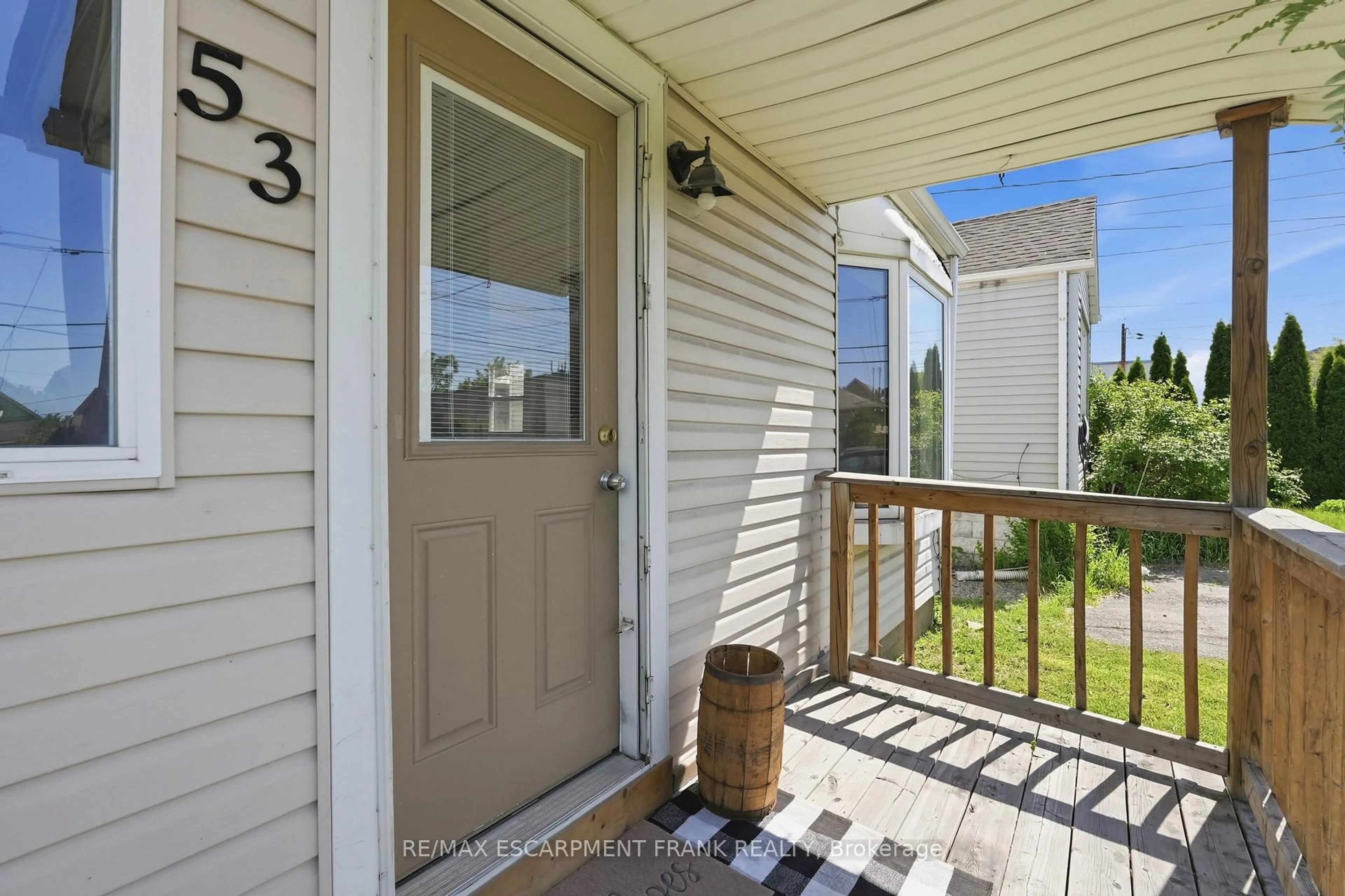 Indoor entryway for 53 Dalhousie Ave, Hamilton Ontario L8L 3J4
