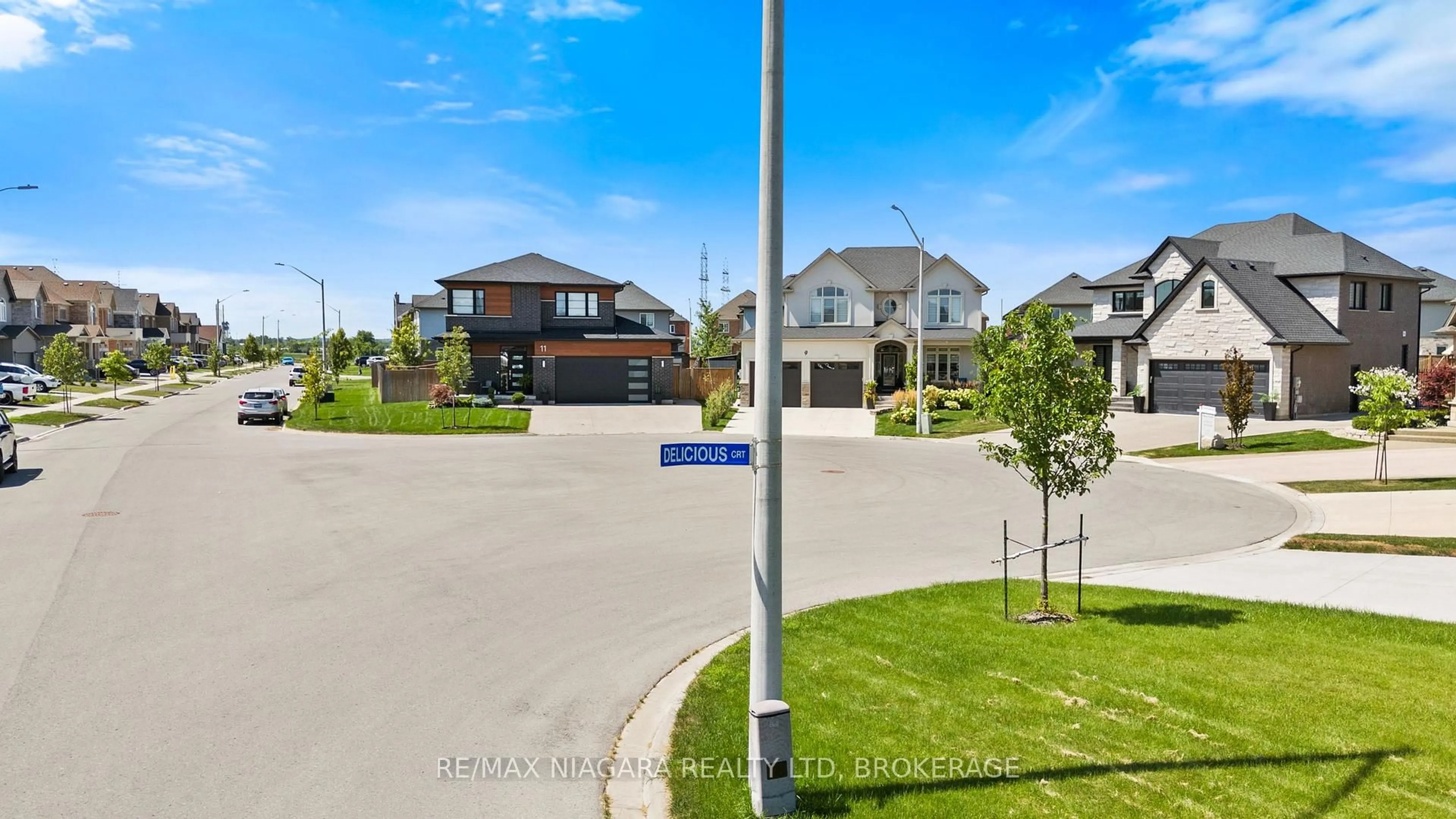 A pic from outside/outdoor area/front of a property/back of a property/a pic from drone, street for 3 Delicious Crt, Thorold Ontario L2V 0B8