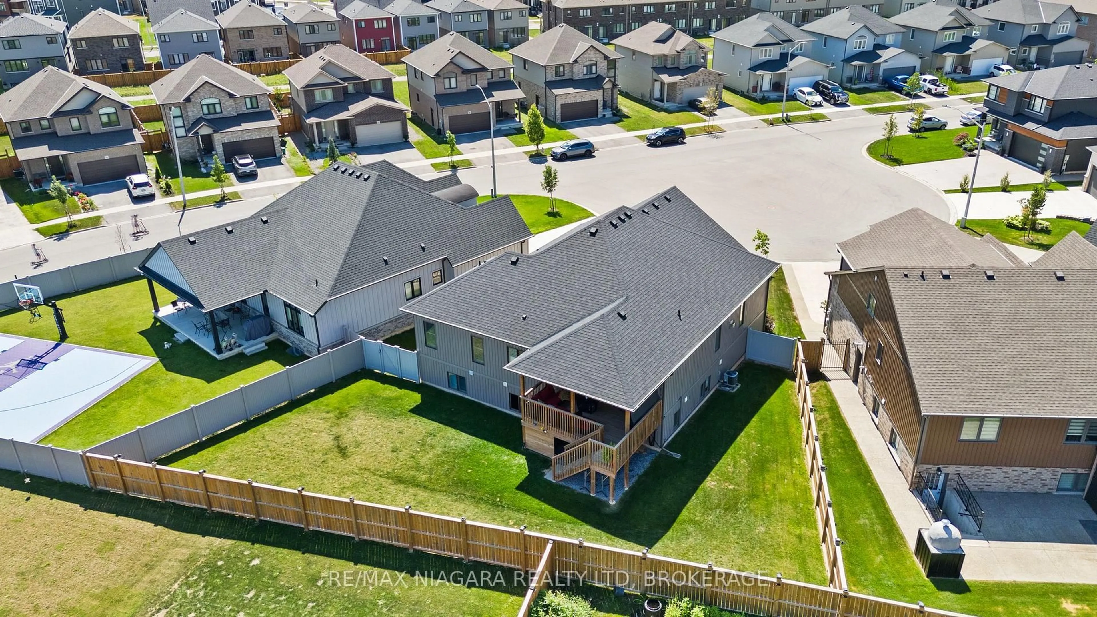 A pic from outside/outdoor area/front of a property/back of a property/a pic from drone, street for 3 Delicious Crt, Thorold Ontario L2V 0B8