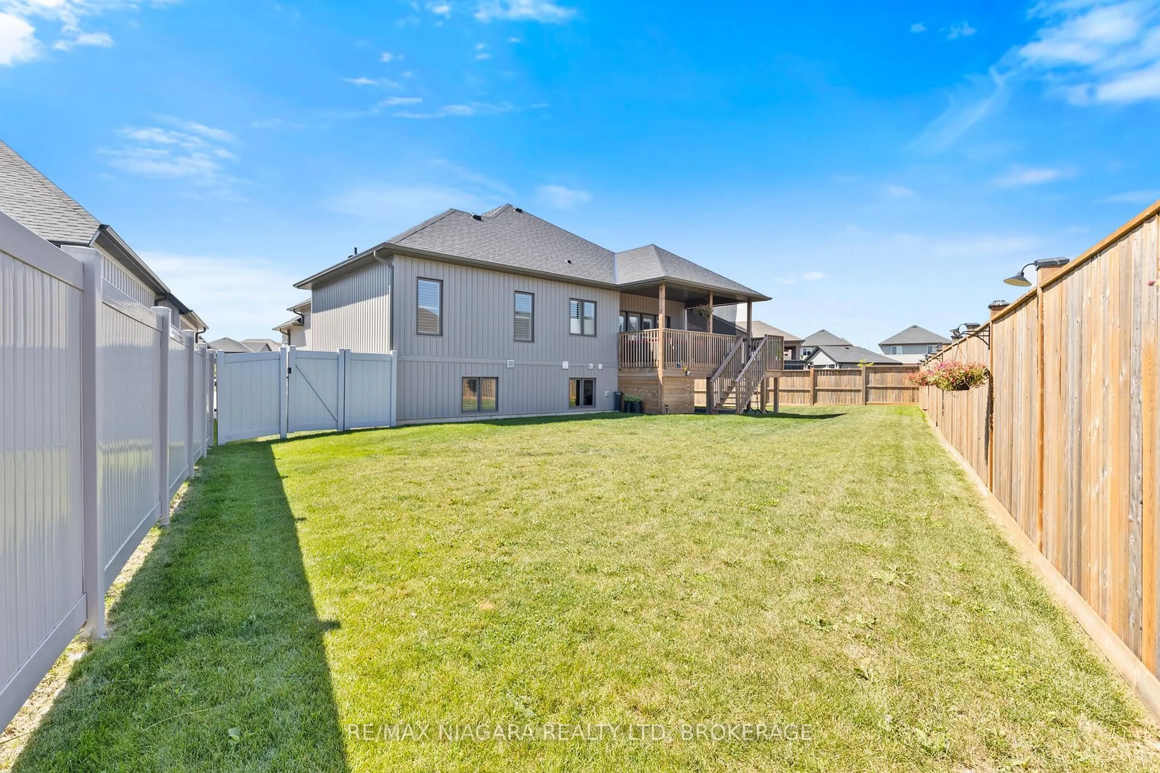 A pic from outside/outdoor area/front of a property/back of a property/a pic from drone, water/lake/river/ocean view for 3 Delicious Crt, Thorold Ontario L2V 0B8