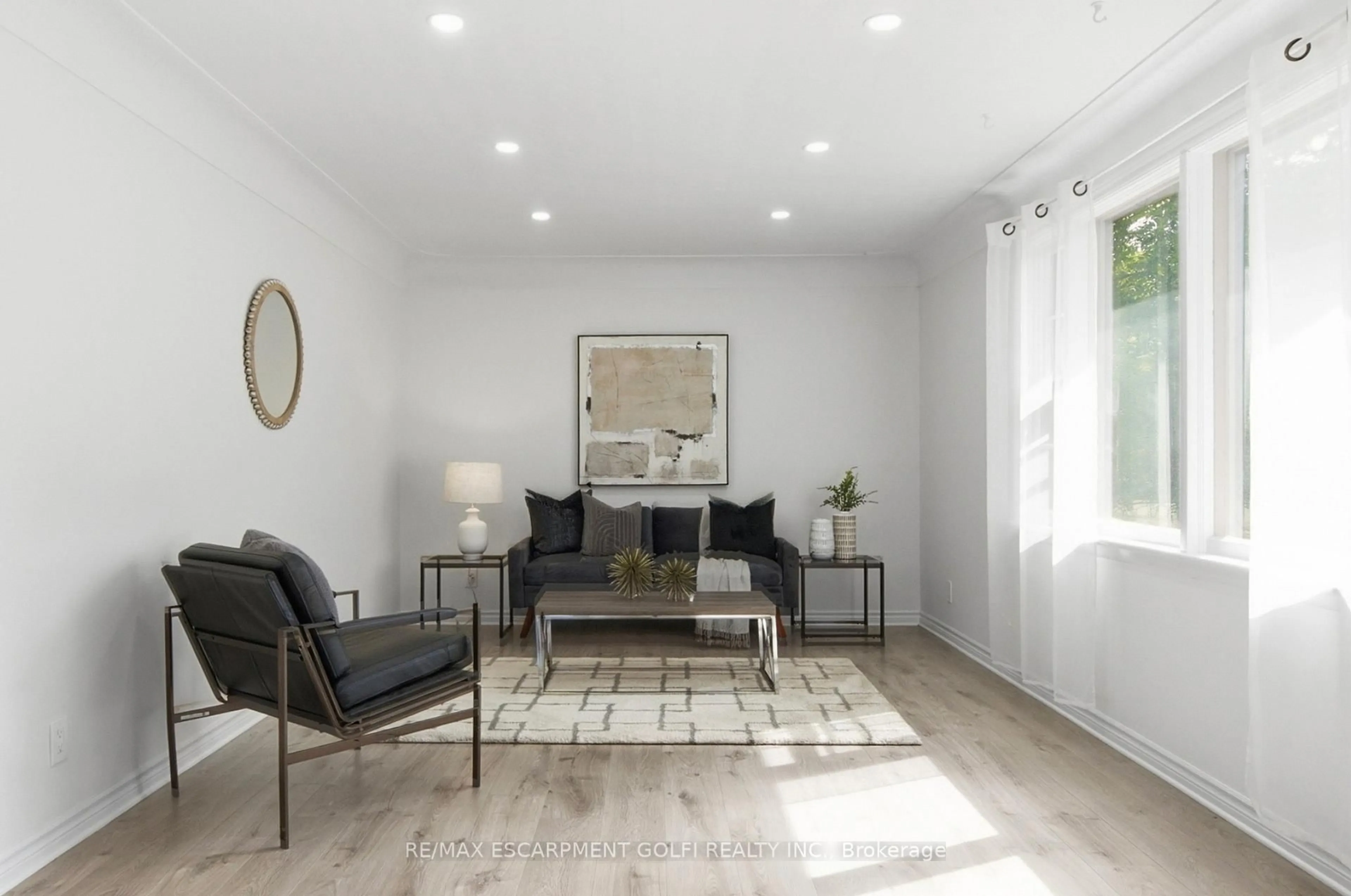 Living room with furniture, unknown for 87 Radford St, Hamilton Ontario L8S 3E5