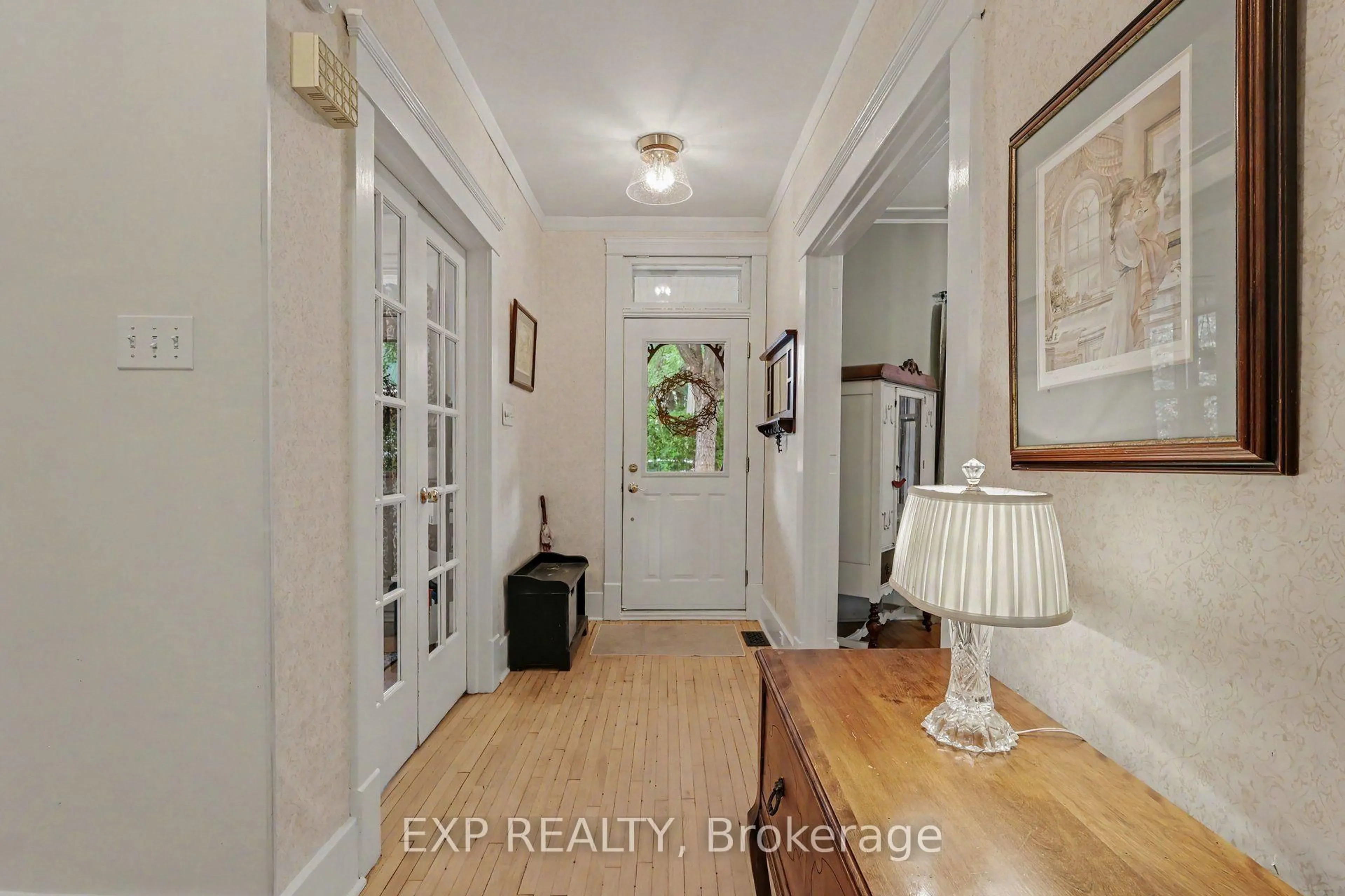 Indoor entryway for 77 Mill St, Russell Ontario K4R 1E1