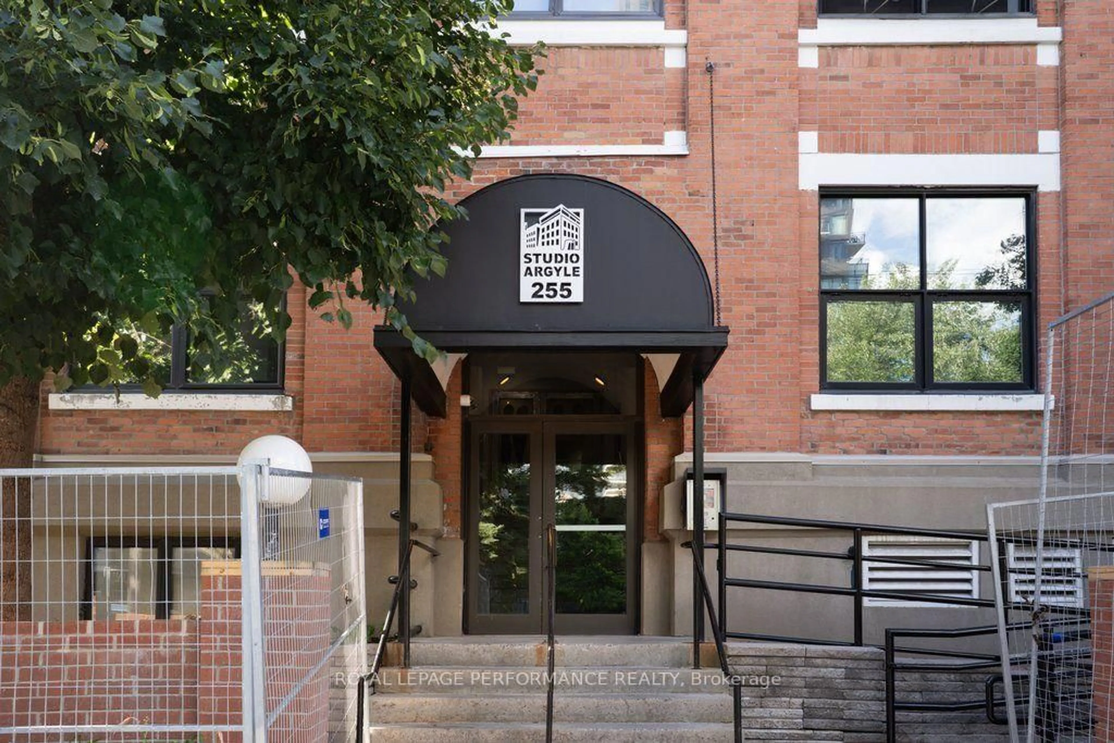 Indoor foyer for 255 Argyle Ave #PH4 & PH6, Ottawa Ontario K2P 2N7