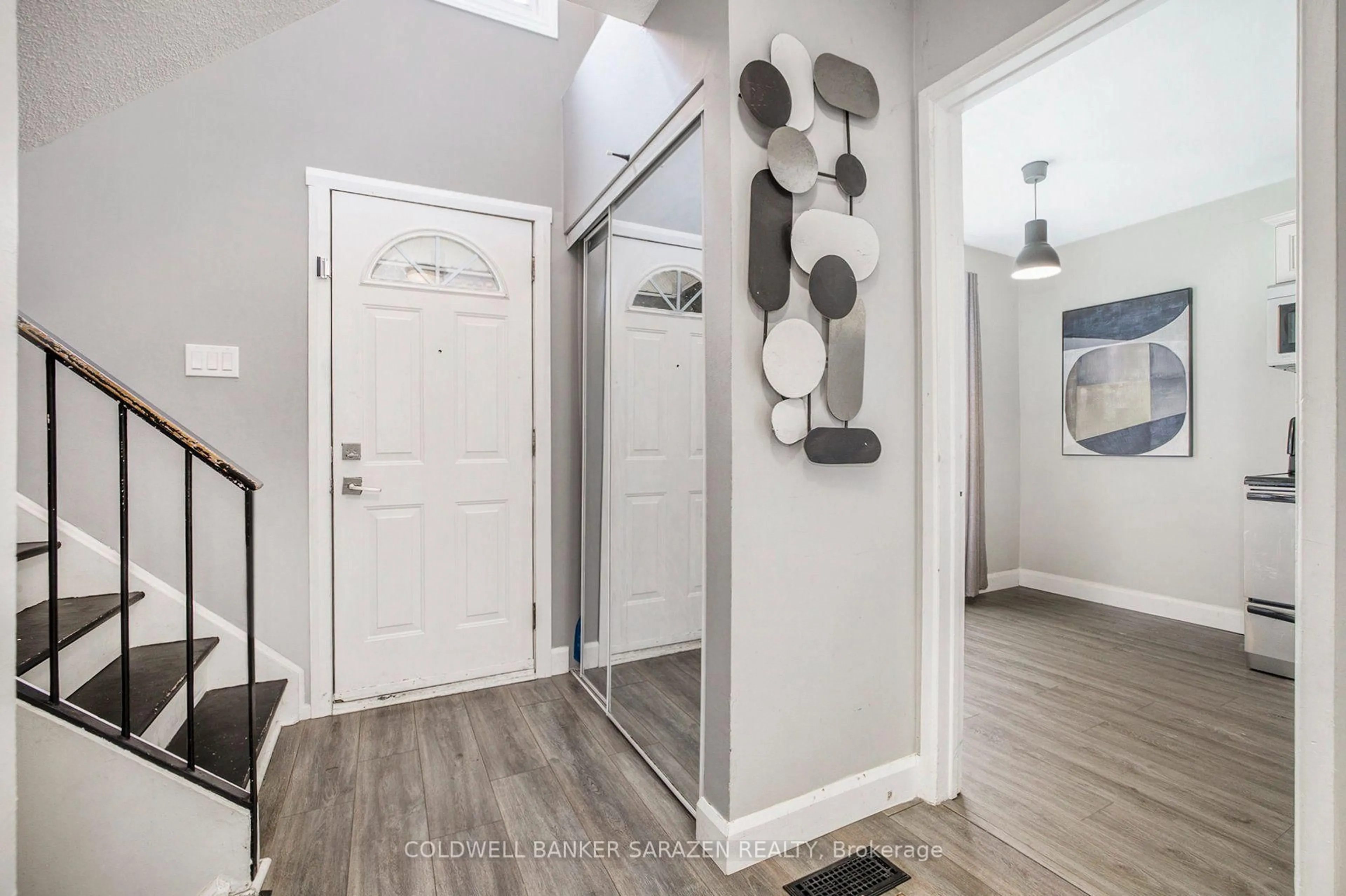 Indoor entryway for 110 Rutherford Crt, Ottawa Ontario K2K 1N5