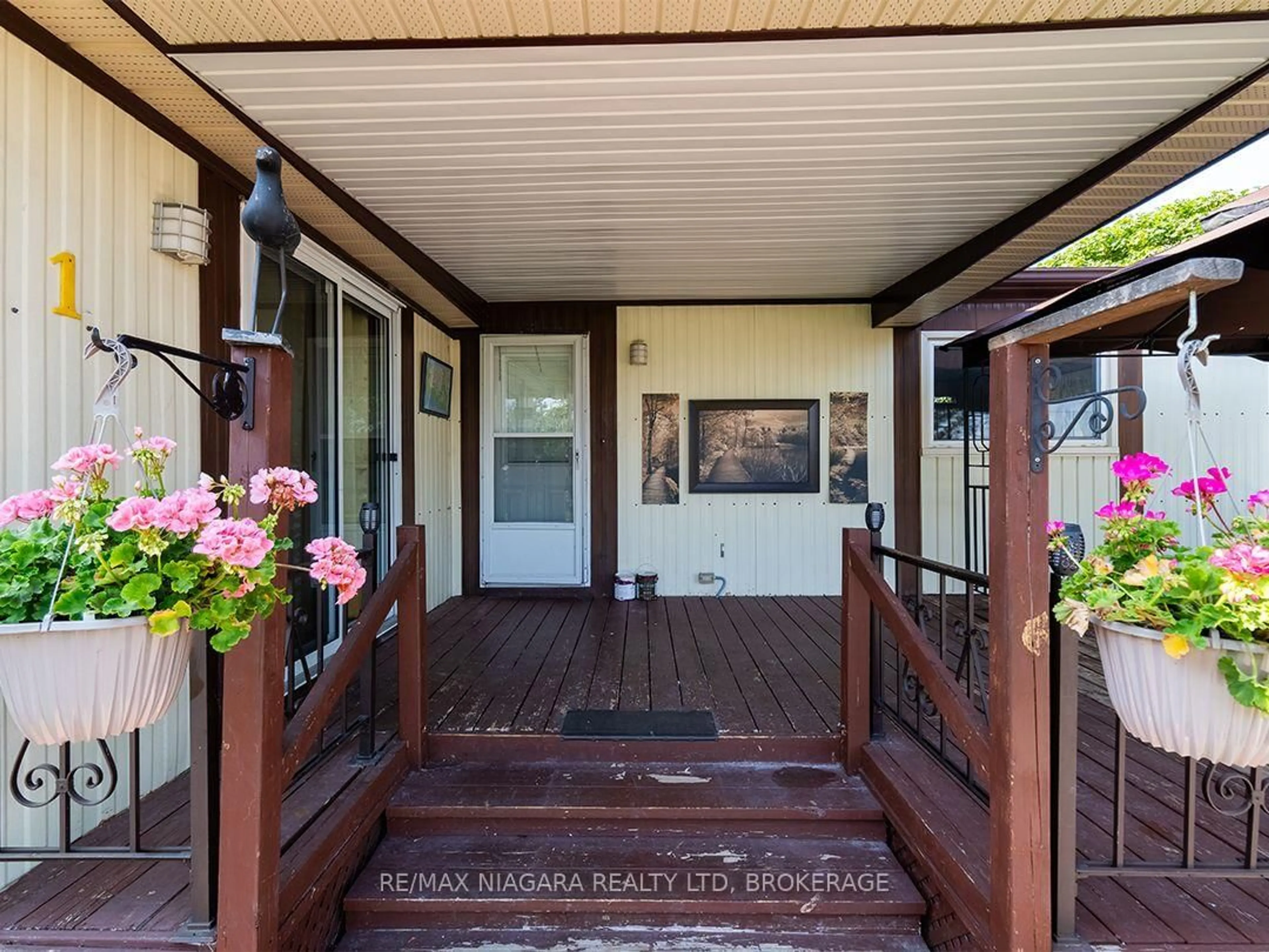 Indoor entryway for 3033 Townline Rd #1, Fort Erie Ontario L0S 1S1