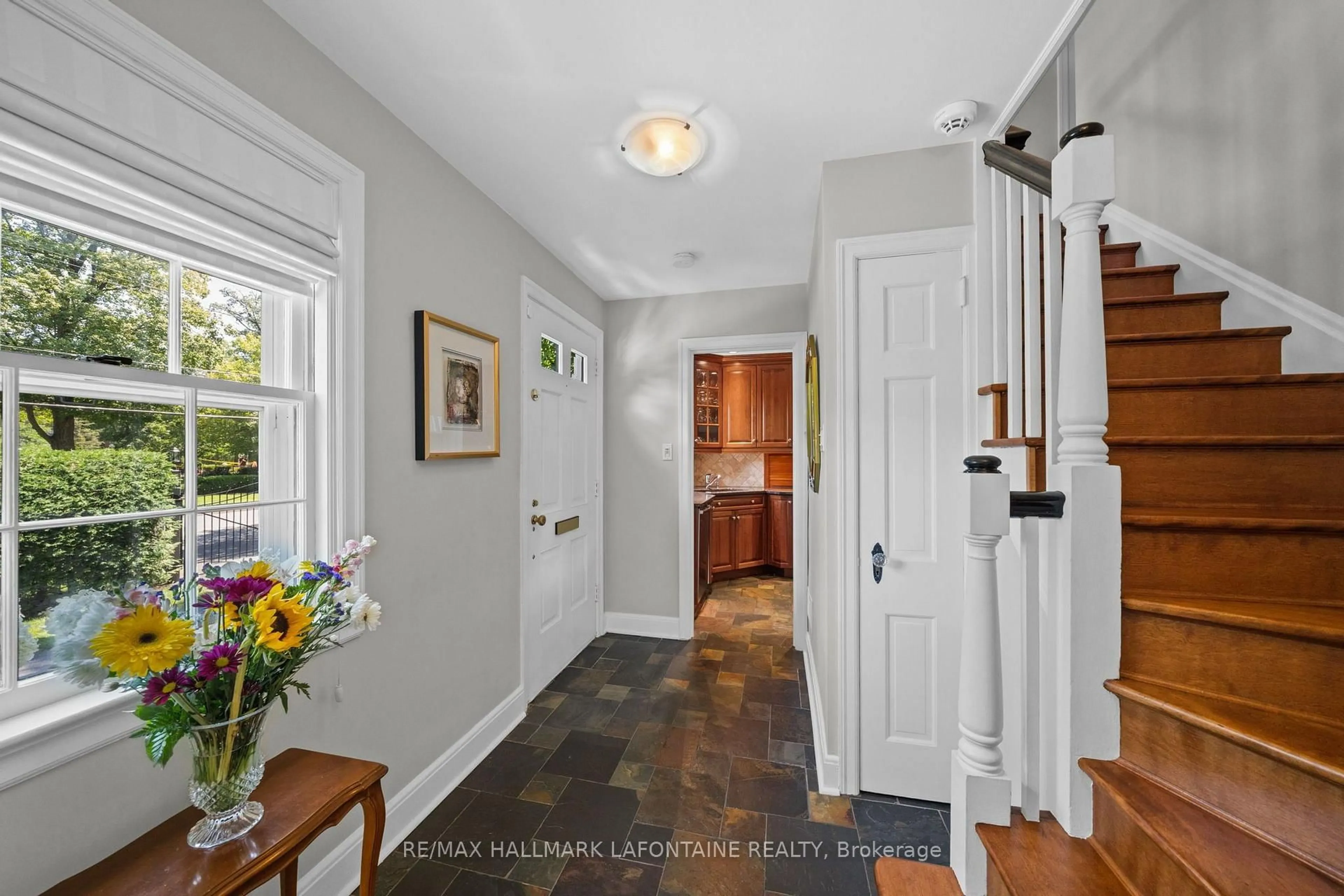 Indoor entryway for 215 Springfield Rd, Ottawa Ontario K1M 0L1