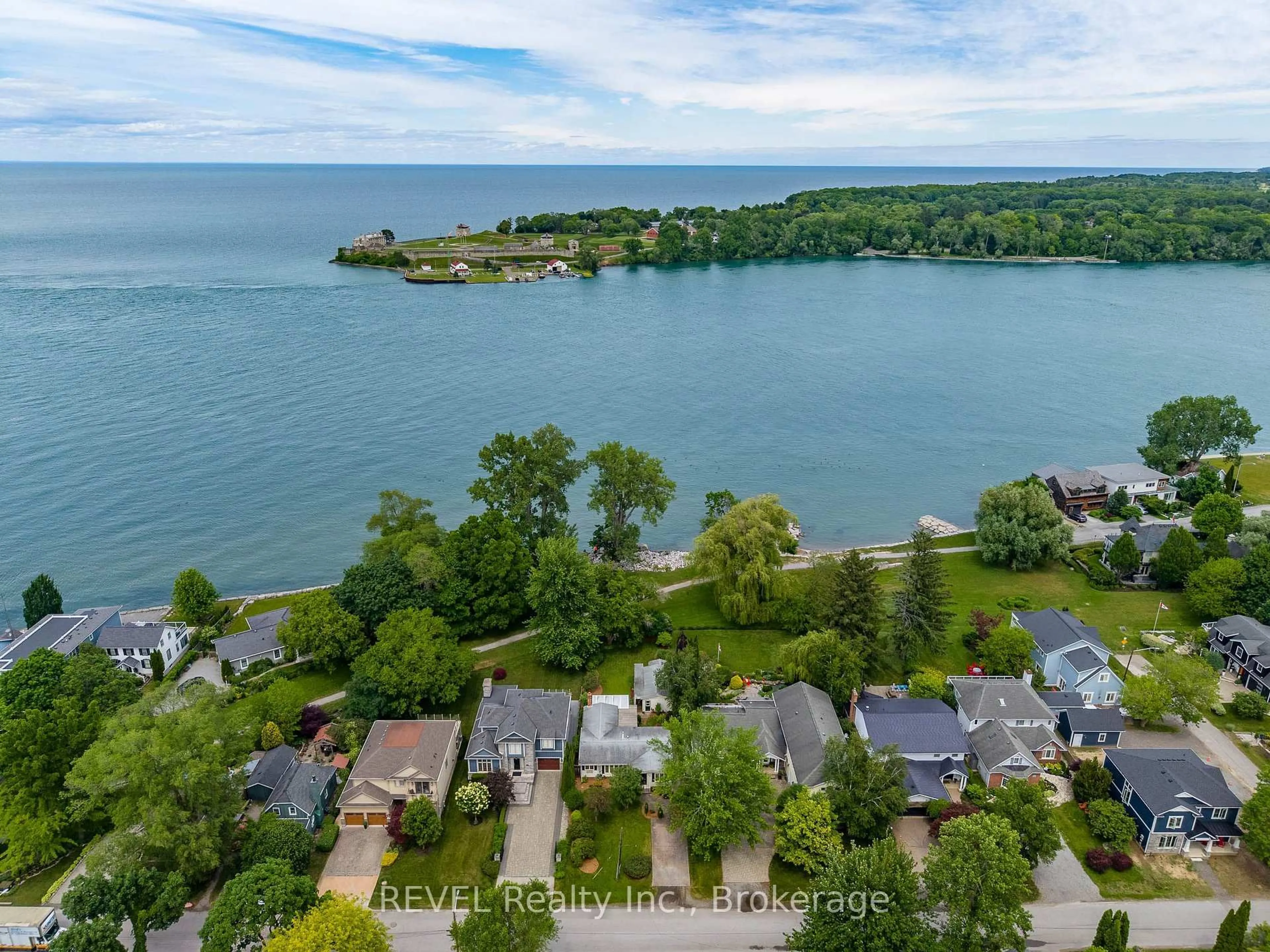 A pic from outside/outdoor area/front of a property/back of a property/a pic from drone, water/lake/river/ocean view for 55 Delater St, Niagara-on-the-Lake Ontario L0S 1J0