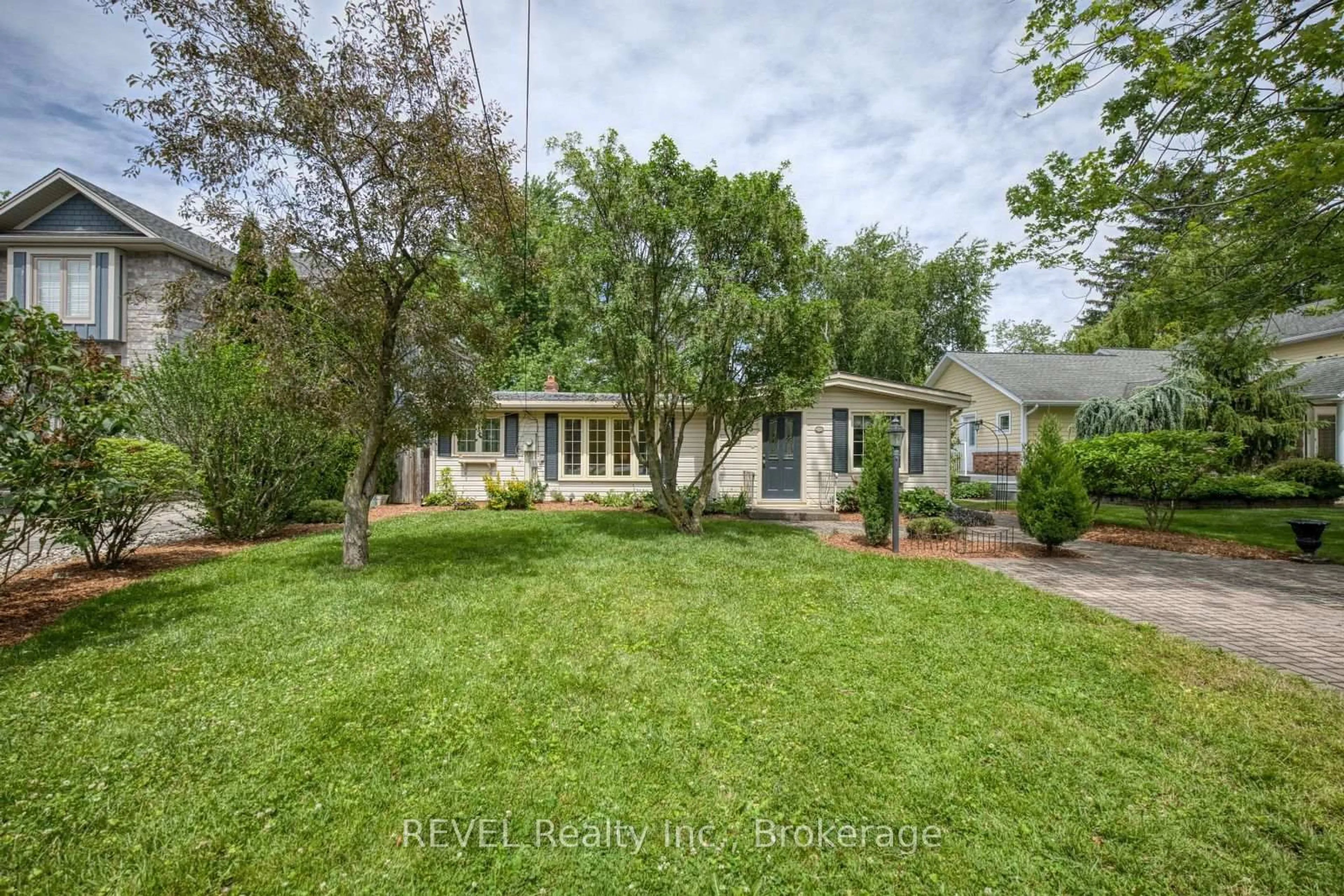 A pic from outside/outdoor area/front of a property/back of a property/a pic from drone, unknown for 55 Delater St, Niagara-on-the-Lake Ontario L0S 1J0