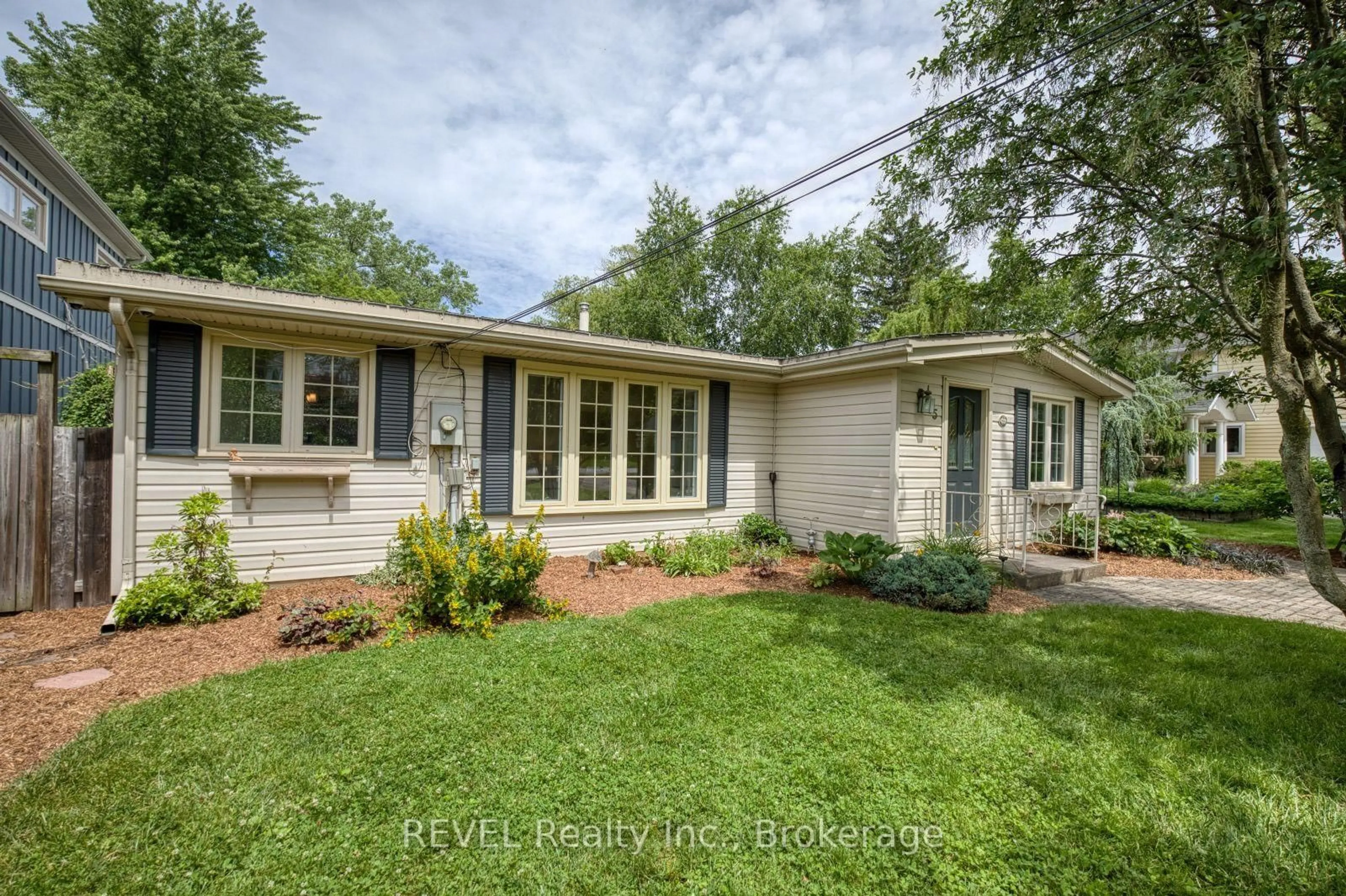 Home with vinyl exterior material, street for 55 Delater St, Niagara-on-the-Lake Ontario L0S 1J0