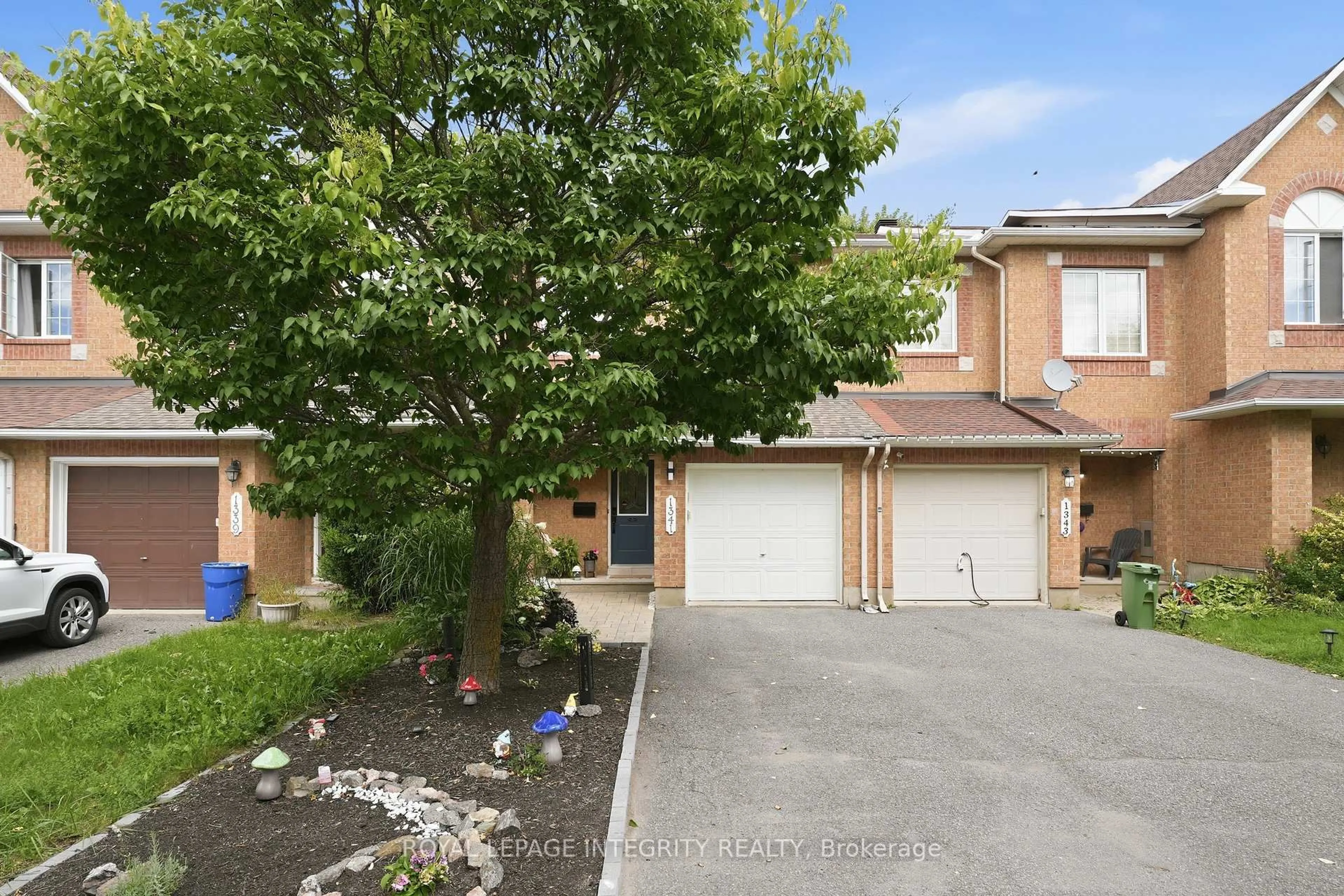 A pic from outside/outdoor area/front of a property/back of a property/a pic from drone, street for 1341 Halton Terr, Ottawa Ontario K2K 3J2